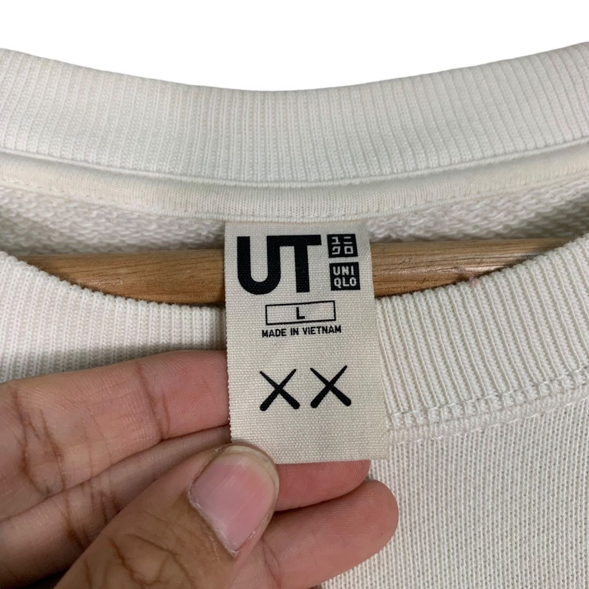 Uniqlo UNIQLO X KAWS Big Logo Graphic Sweatshirt #1257-C57 Size US L / EU 52-54 / 3 - 11 Thumbnail