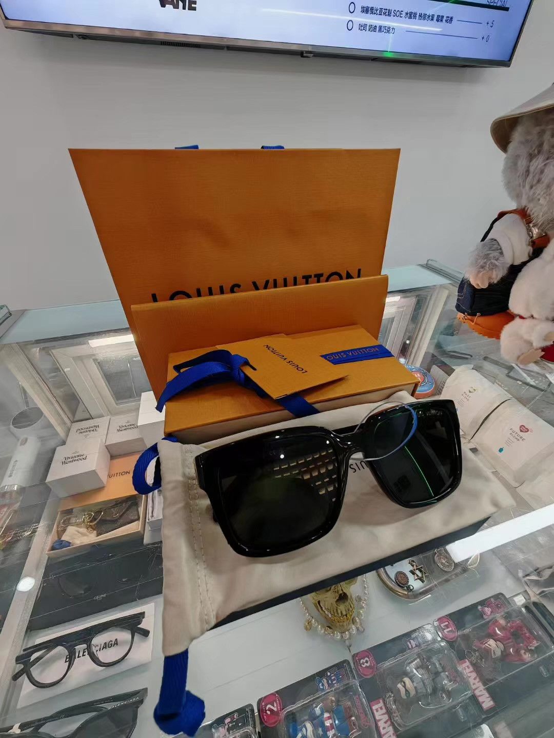 Louis Vuitton LOUIS VUITTON Square Simple Logo Sunglasses Q15 Size ONE SIZE - 1 Thumbnail