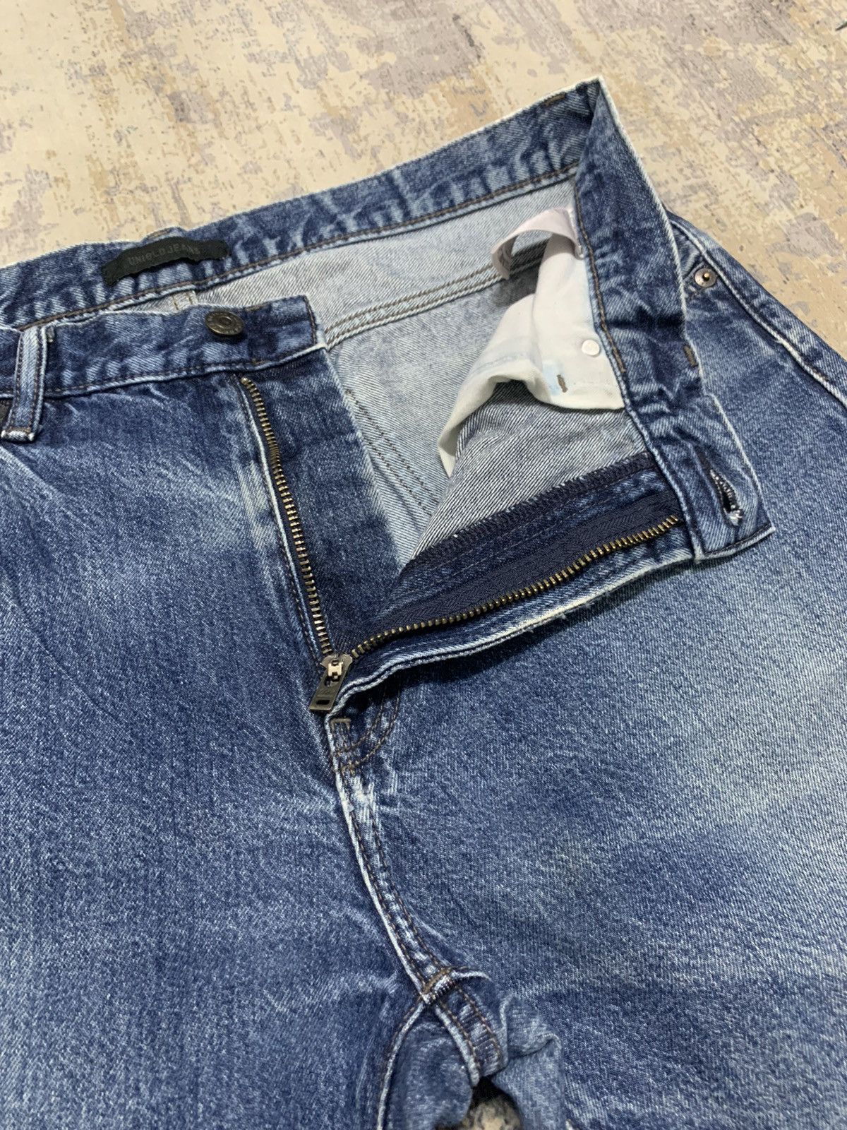 Japanese Brand Vintage Uniqlo Distressed Faded Blue Straight Leg Denim Jean Size US 35 - 7 Thumbnail