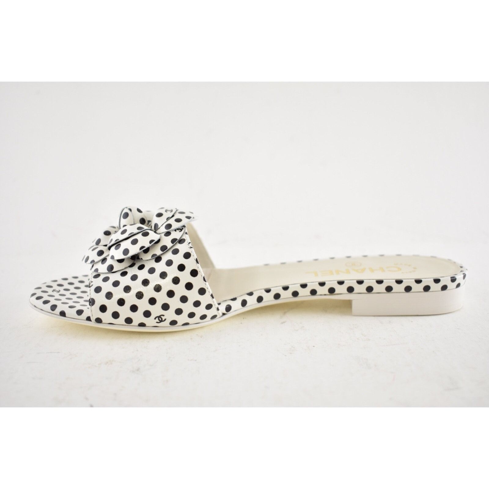 Chanel Chanel 24P Black White Camellia Flower Polka Dot CC Logo Size US 8 / IT 38 - 12 Thumbnail