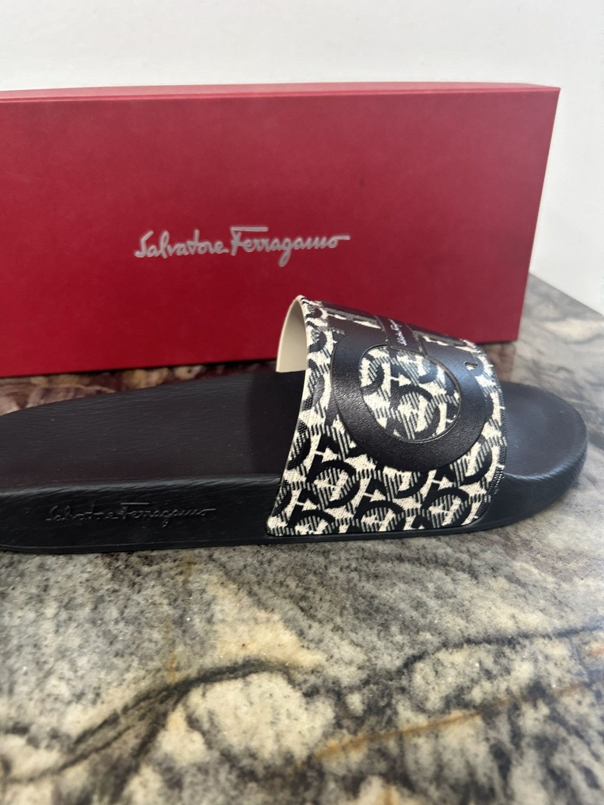 Salvatore Ferragamo Ferragamo Slides Black Size US 8 / EU 41 - 2 Thumbnail