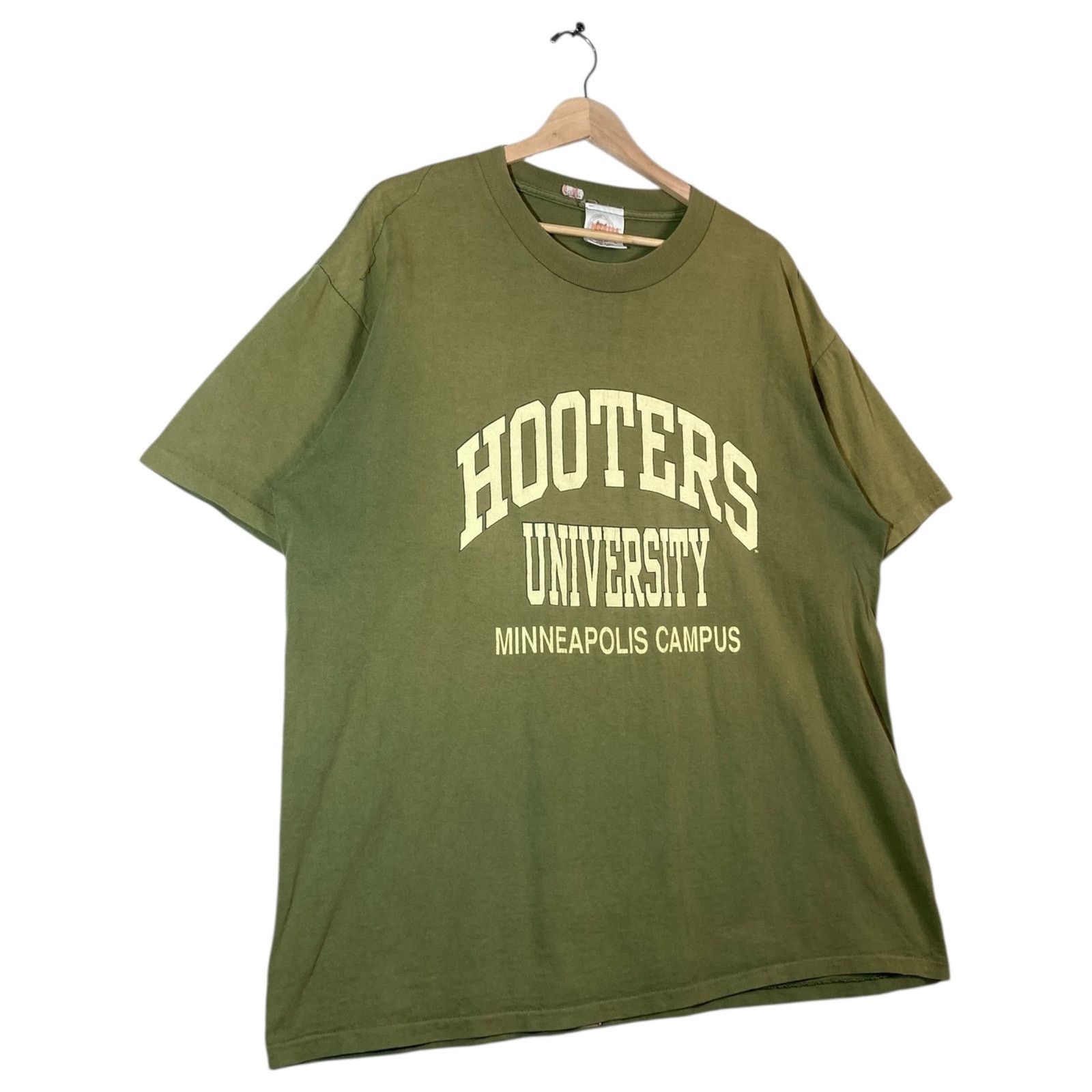 Vintage Vintage Hooters University Crewneck T-Shirt Large Size US L / EU 52-54 / 3 - 4 Thumbnail