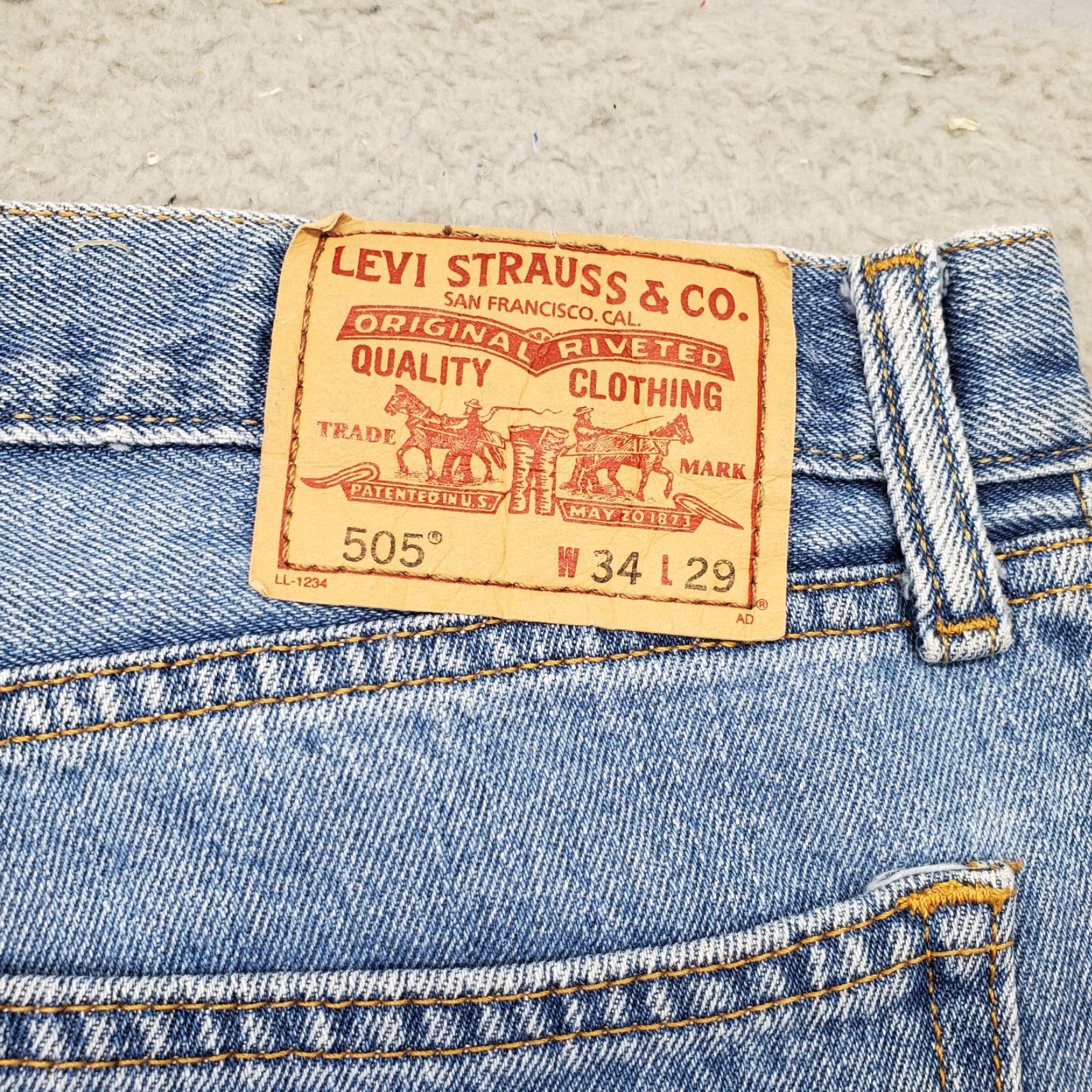Levi's Levi's 505 Jeans Mens 34 Denim Blue Medium Wash Straight Fit Regular Waist 34 Inseam 30" 5-Pocket Design Size: 34 Mens Color: Blue Size US 34 / EU 50 - 8 Thumbnail