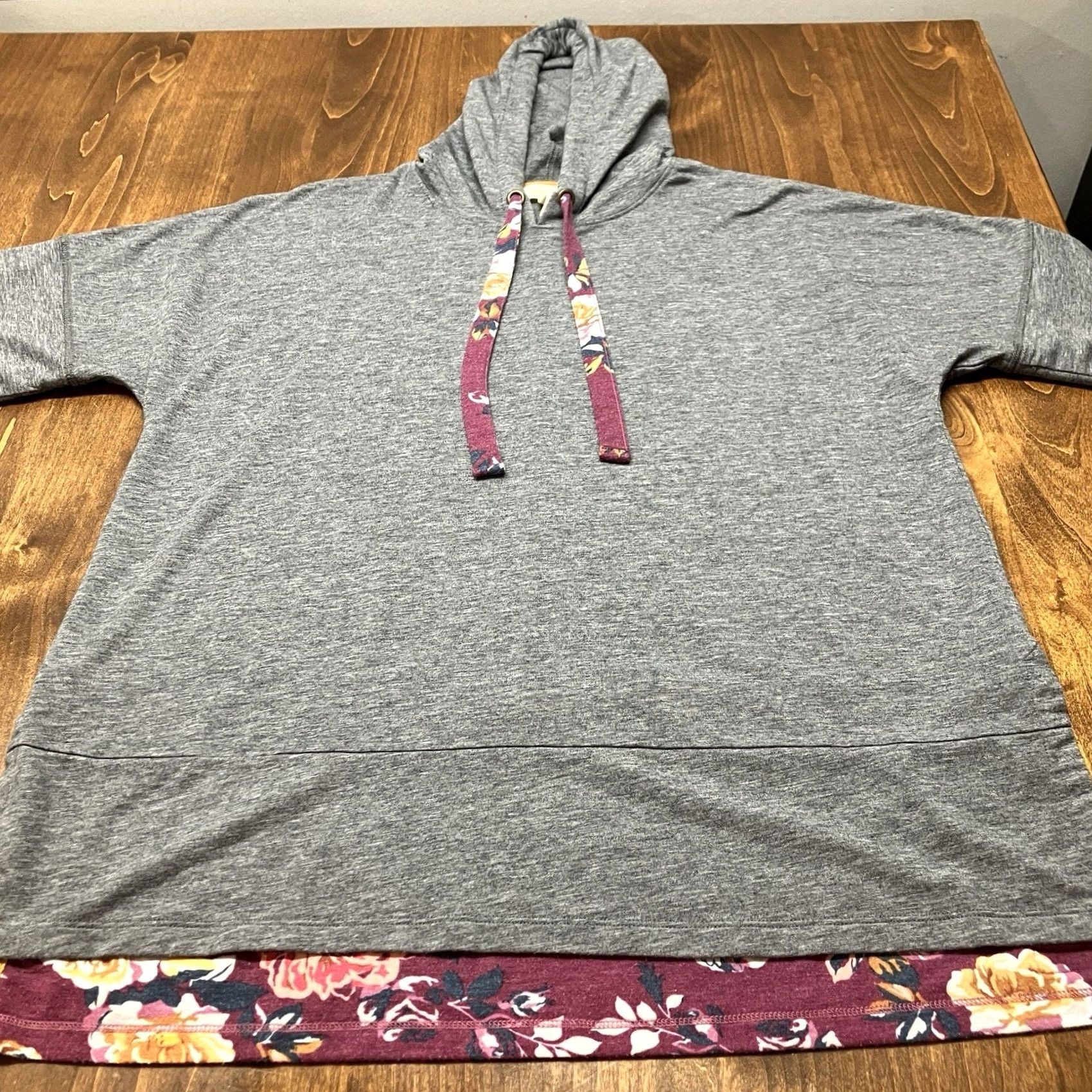 Vintage VINTAGE Matilda Jane Floral Trim Short Sleeve Hoodie Sweatshirt Tunic Gray S Womens Blouse Size S / US 4 / IT 40 - 3 Thumbnail