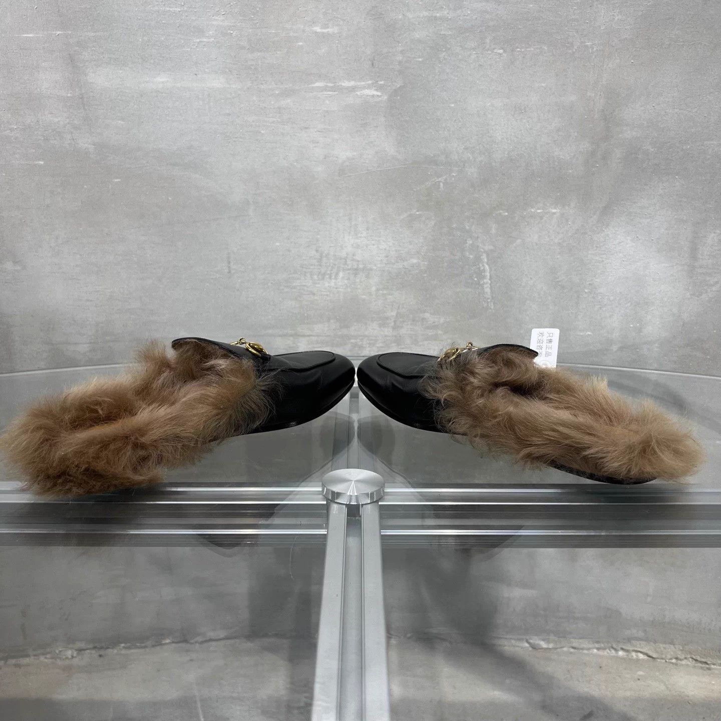 Gucci Gucci fur slippers black size 36 Size US 5 / IT 35 - 5 Thumbnail