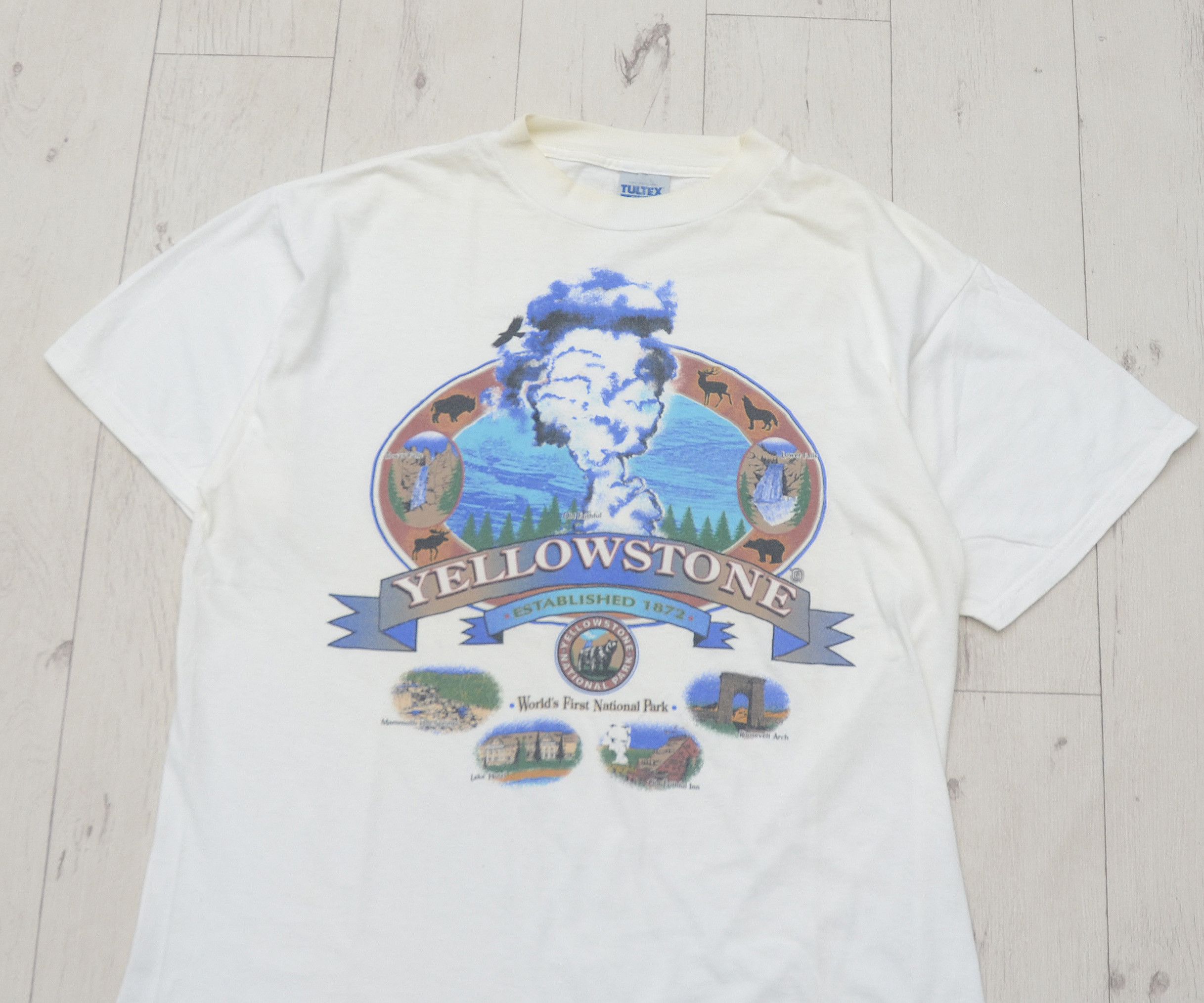 Vintage Vintage 90's Yellowstone National Park Graphic Tee T-shirt Size US L / EU 52-54 / 3 - 2 Thumbnail