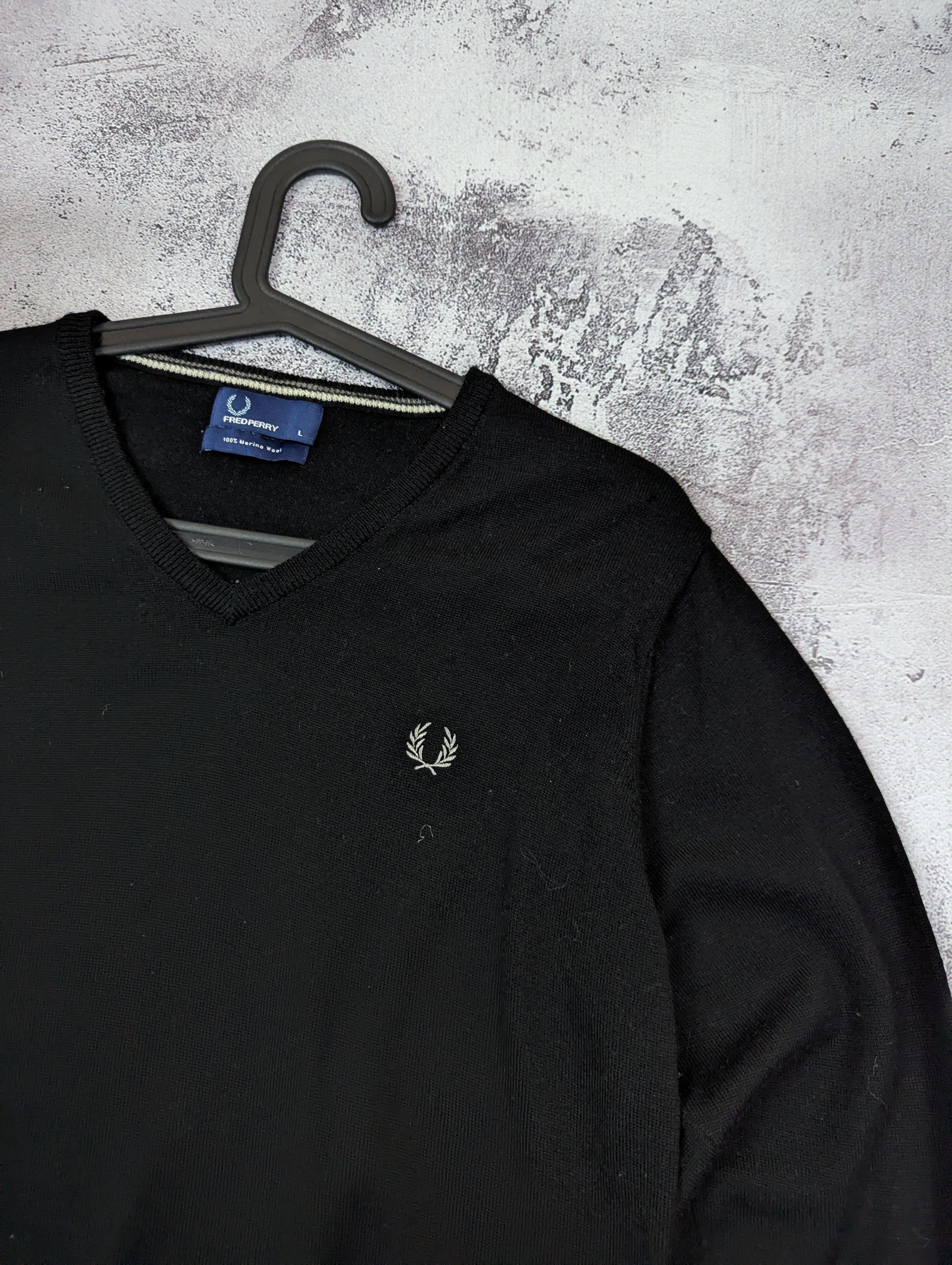 Fred Perry Fred Perry Merino Wool V Neck Sweater L Size US L / EU 52-54 / 3 - 8 Thumbnail