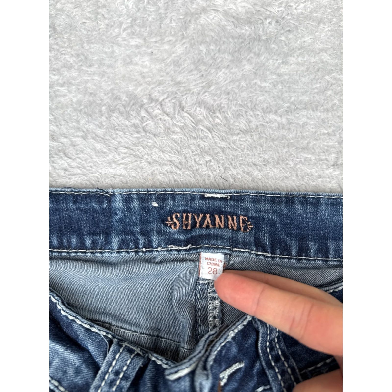 Vintage Shyanne Jeans Women 28 Blue Denim Distressed Straight Leg 28x18 Cotton Blend 5-Pocket Size 28" / US 6 / IT 42 - 6 Thumbnail