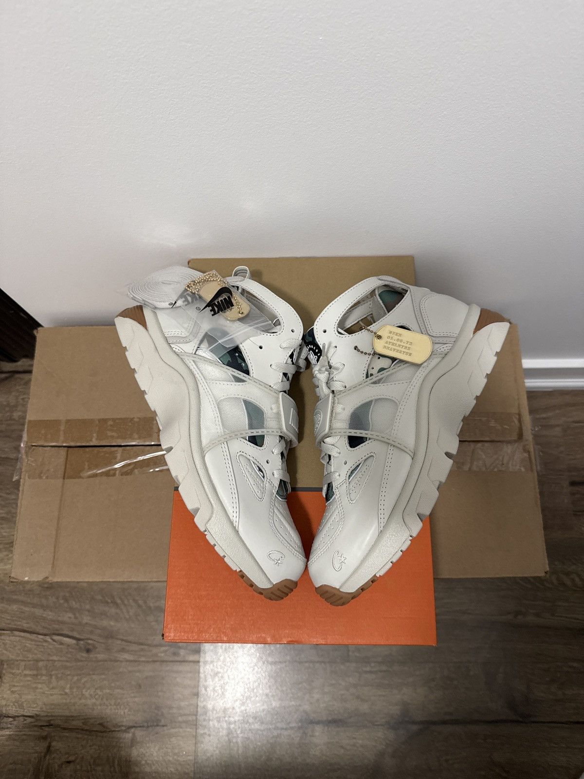 Nike Nike x Corteiz Air Trainer Huarache SP Light Bone Size US 10 / EU 43 - 2 Thumbnail