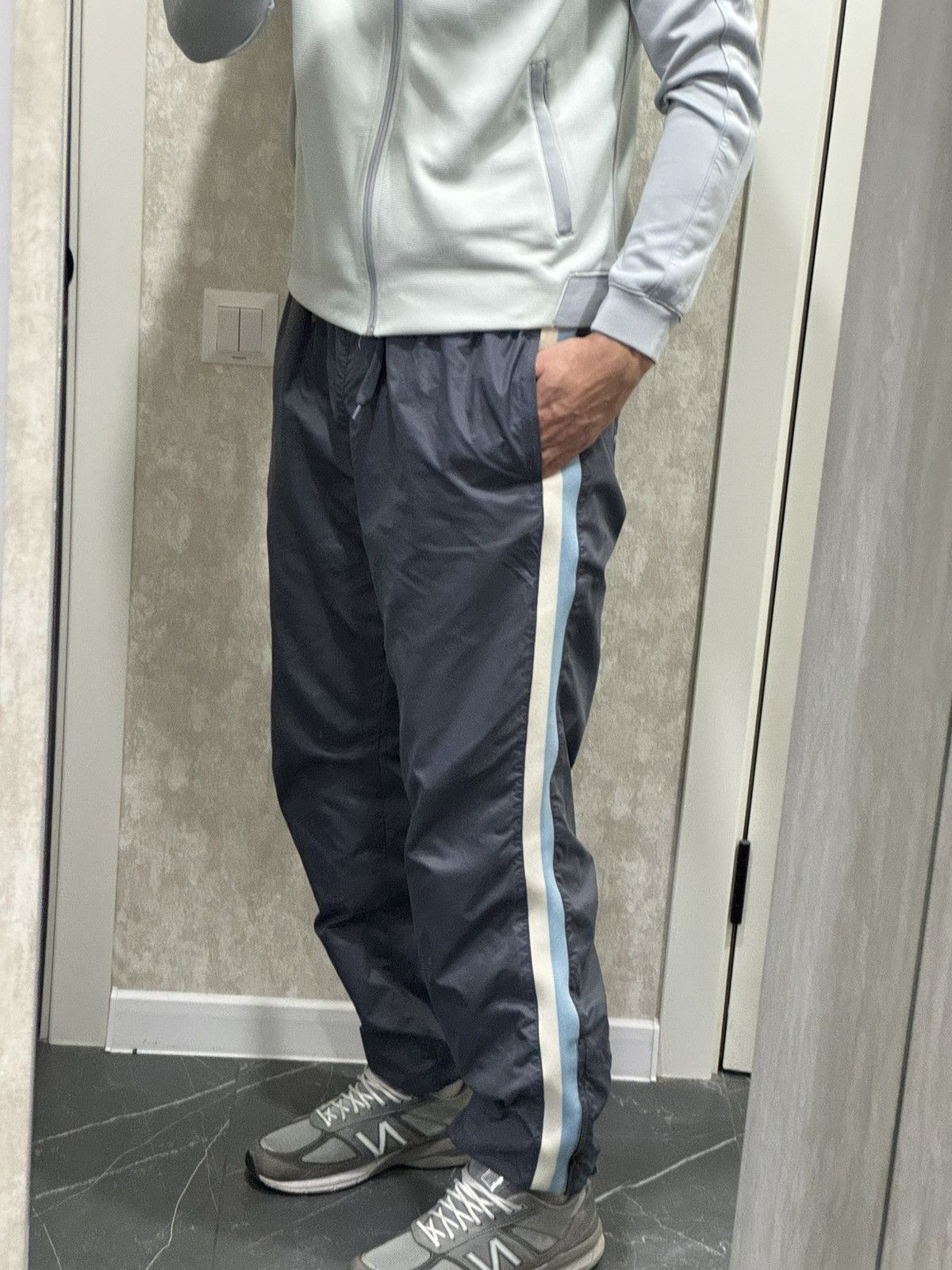 Nike Vintage Nike Nylon Swoosh Y2K Baggy Pants Sweatpants Size XL Size US 34 / EU 50 - 5 Thumbnail