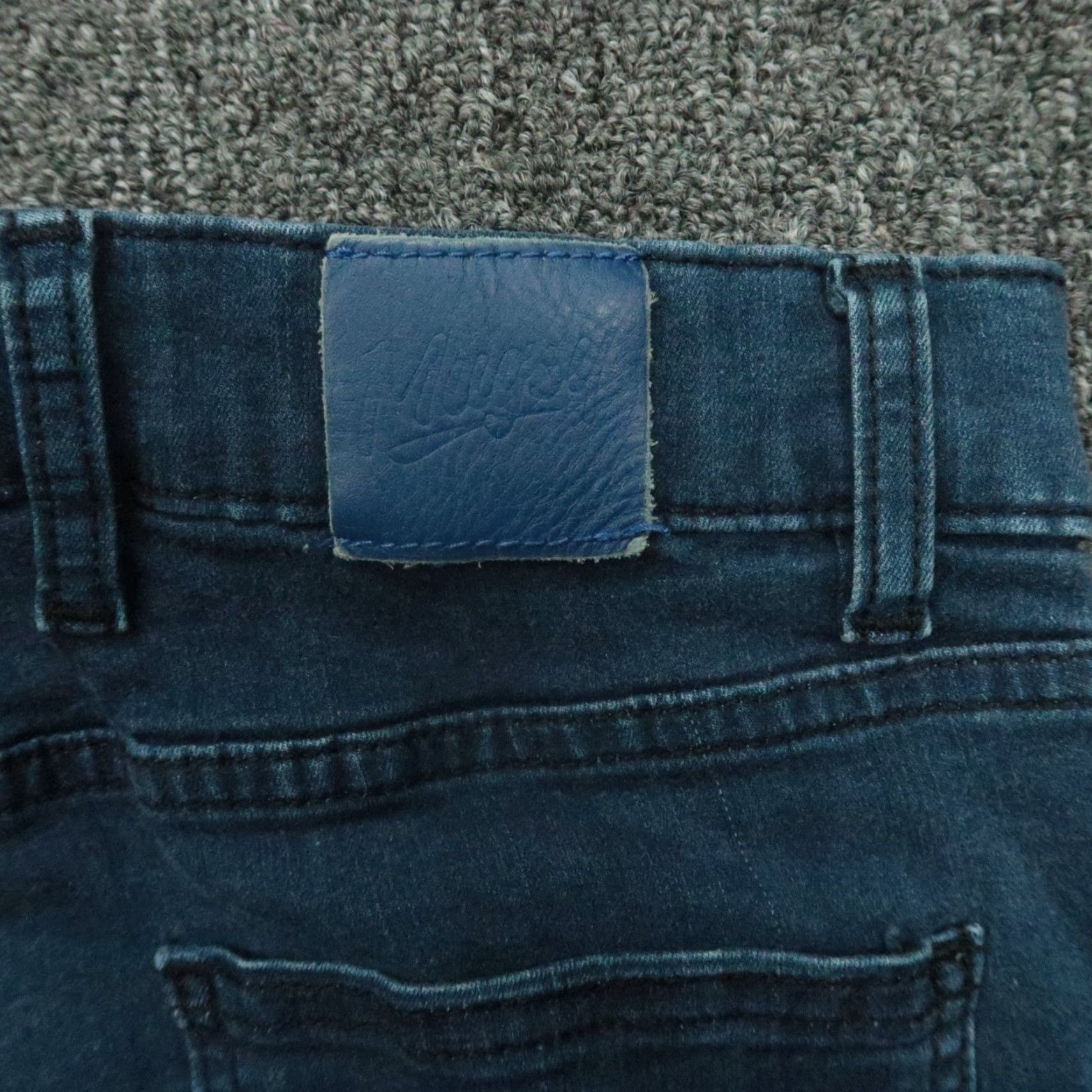 Vintage Mugsy Jeans Men 5-Pocket Straight Style Denim Jeans Blue Medium Wash 31x32 Cotton Polyester Viscose Stretch Regular Fit Belt Loops Machine Washable Size US 31 - 6 Thumbnail