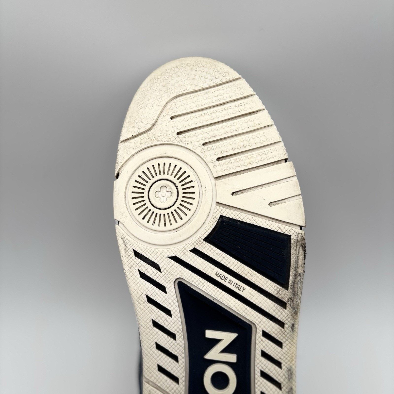 Louis Vuitton (11-11.5 US) Louis Vuitton Trainer ' White Navy '| GOOD COND Size US 11.5 / EU 44-45 - 19 Thumbnail
