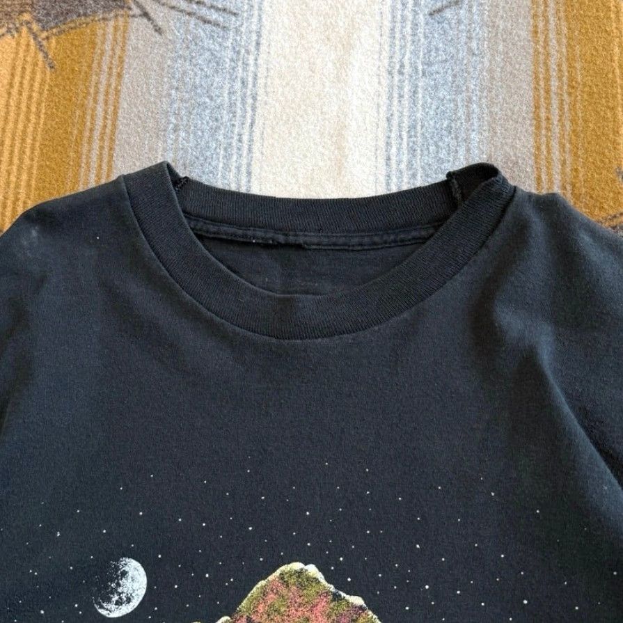 Vintage VINTAGE Alaska Outdoor Nature Wrap Around Print T-Shirt Size L Men Black 90s Clothes 90s Outdoor Nature Size US L / EU 52-54 / 3 - 3 Thumbnail