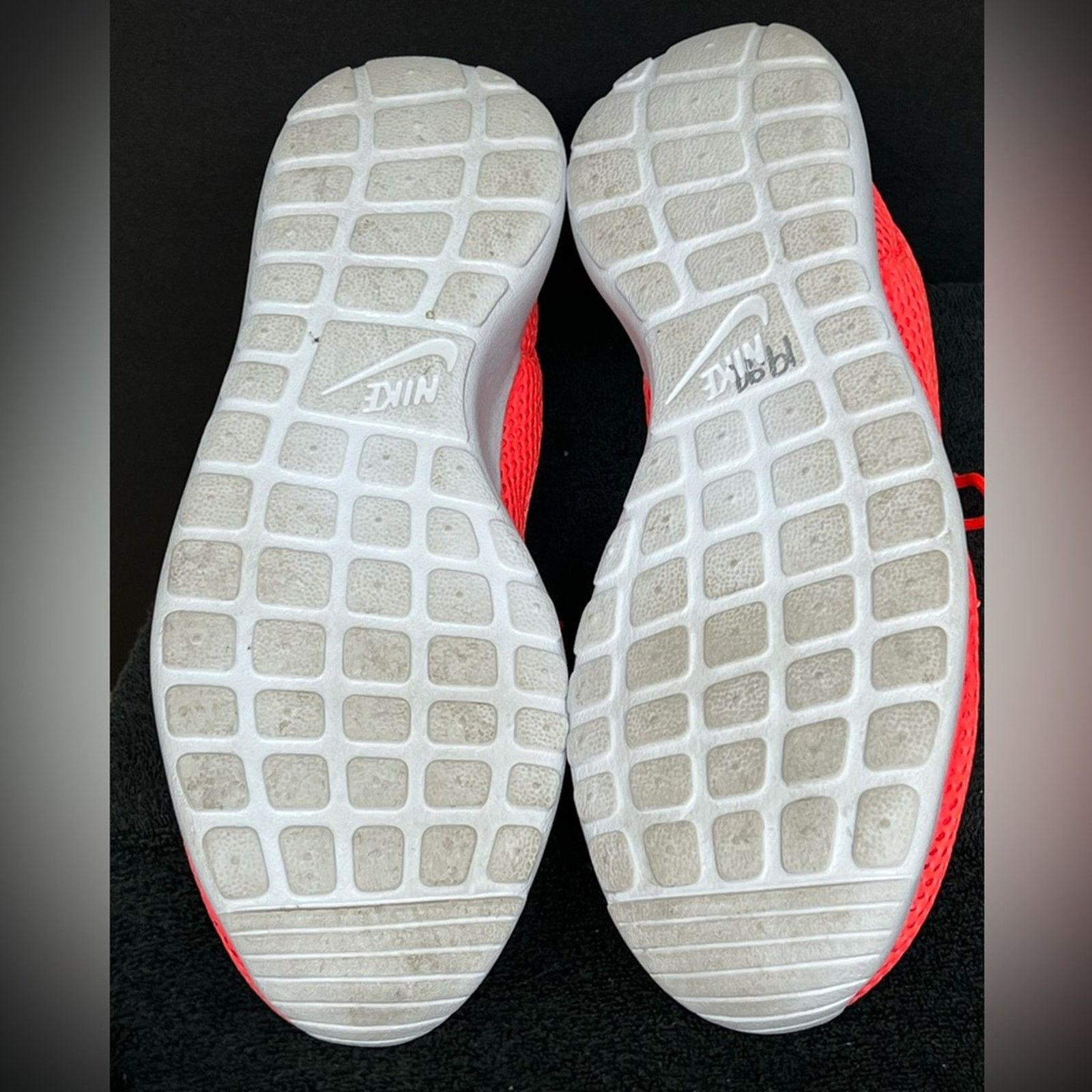 Nike NIKE ROSHE ONE HYPERFUSE BR MEN 11.5 TOTAL CRIMSON & WHITE Size US 11.5 / EU 44-45 - 8 Thumbnail