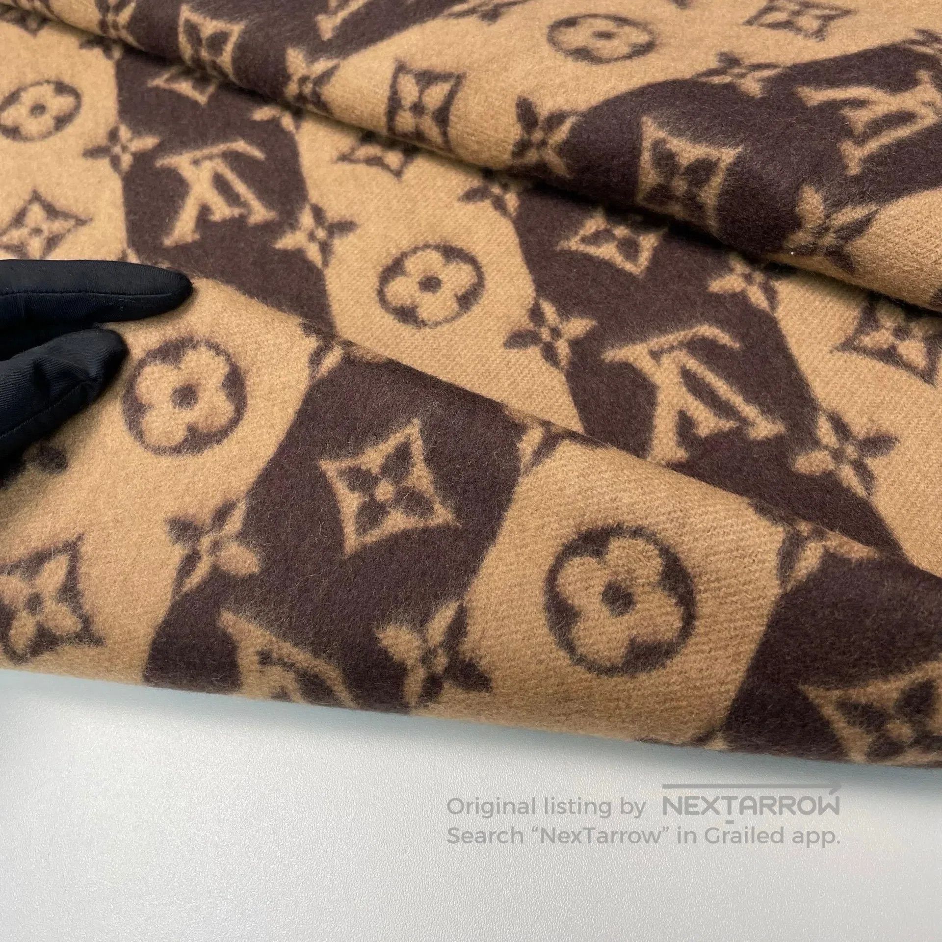 Louis Vuitton Louis Vuitton Brown and khaki color block heart little tig Size ONE SIZE - 7 Thumbnail