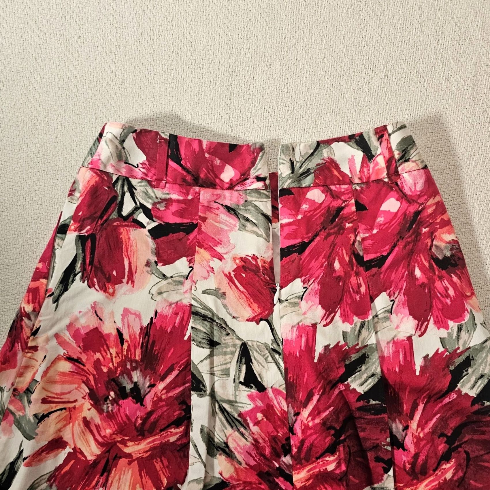 White House Black Market VINTAGE White House Black Market Skirt, Short, Flare, Pockets, Red Floral, 0, Womens Size 25" / US 0 / IT 36 - 6 Thumbnail
