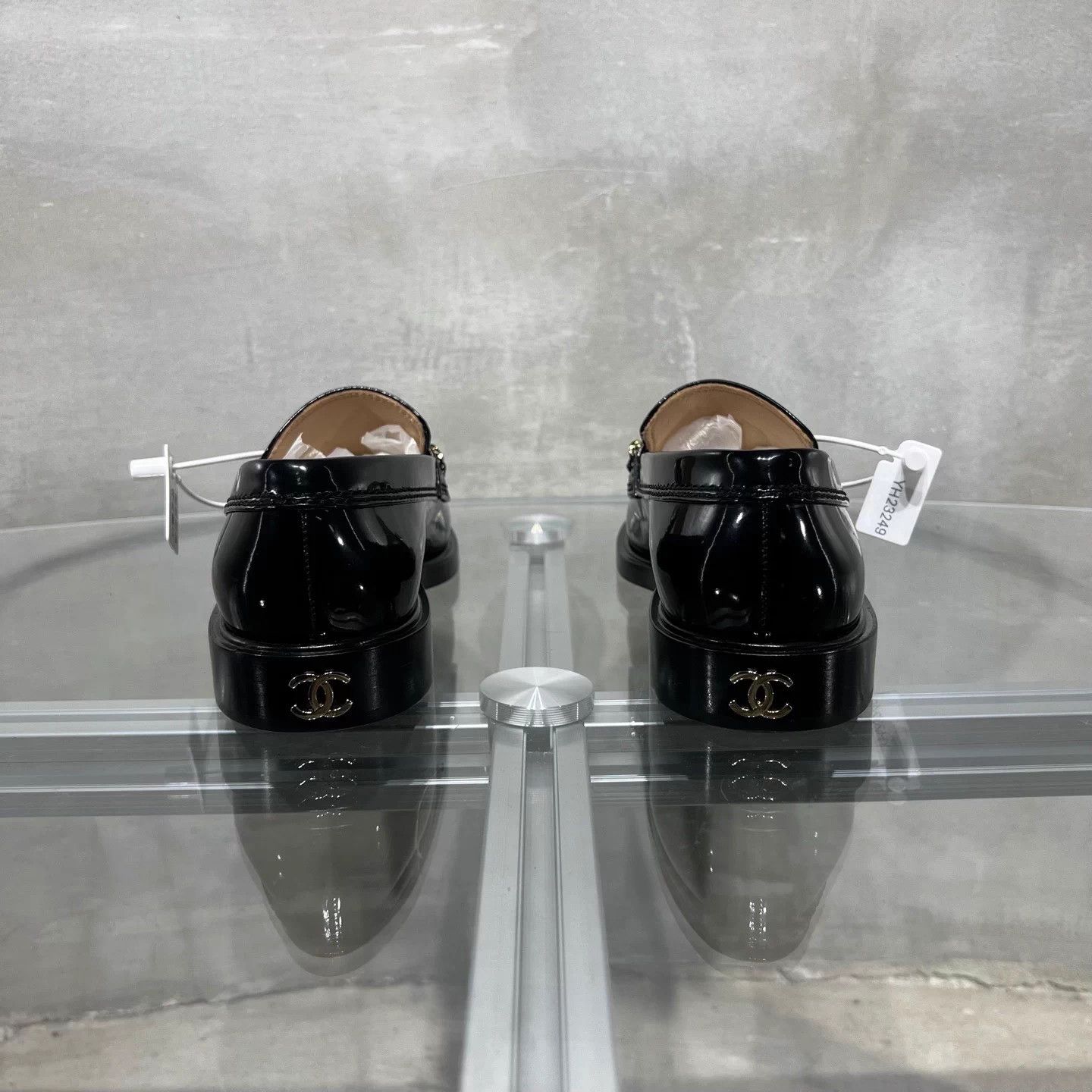Chanel Chanel Black Gold CC Logo Loafers 37.5 Size US 6.5 / IT 36.5 - 6 Thumbnail
