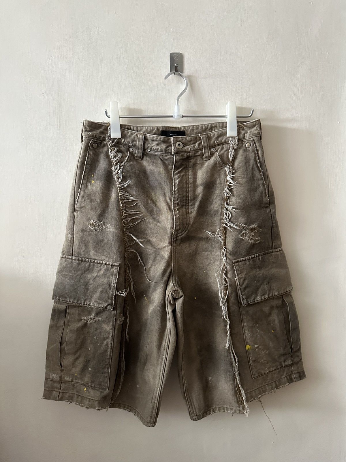 パンツ Vujade DESTROYED CARGO SHORTS cmmawear Vuja De VUJA DE DAX cargo shorts in tan | Grailed