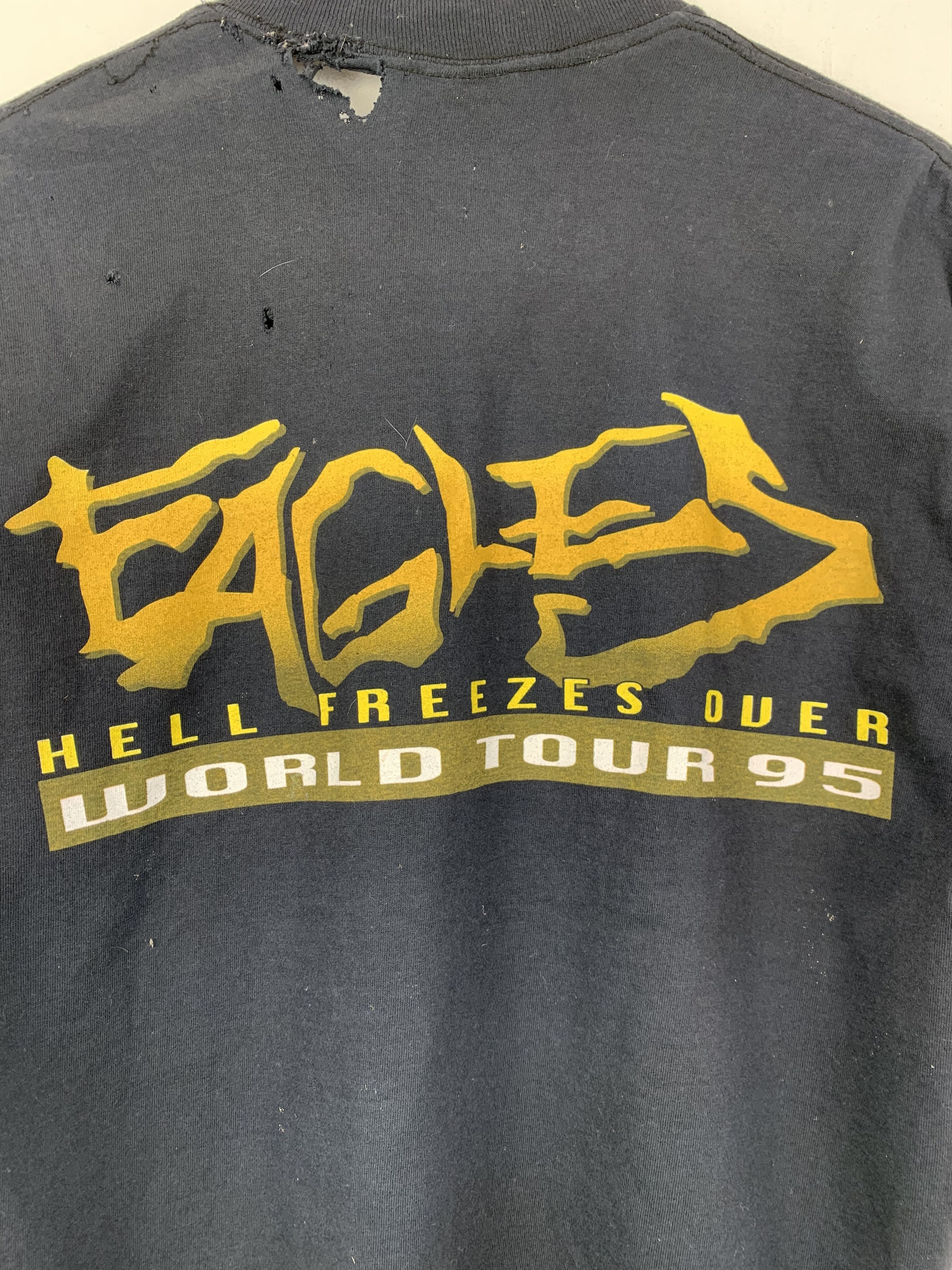 Band Tees × Giant × Vintage Vintage 90s Eagles Distressed Tour Band T Shirt TA0315 Size US L / EU 52-54 / 3 - 15 Thumbnail