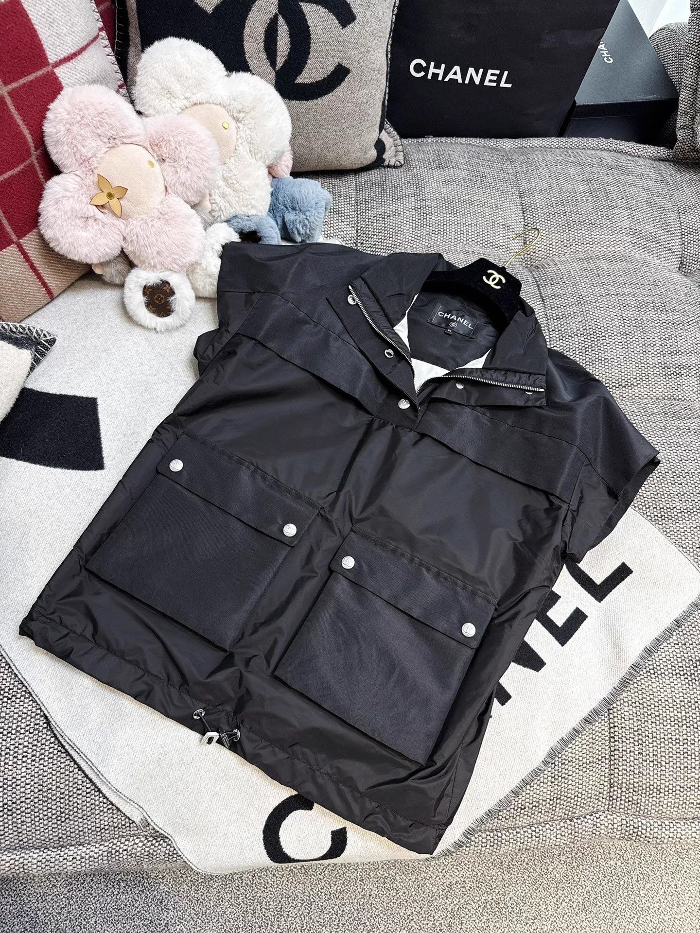 Chanel Chanel 21n Coco neige black workwear vest 34 Size XS / US 0-2 / IT 36-38 - 1 Thumbnail
