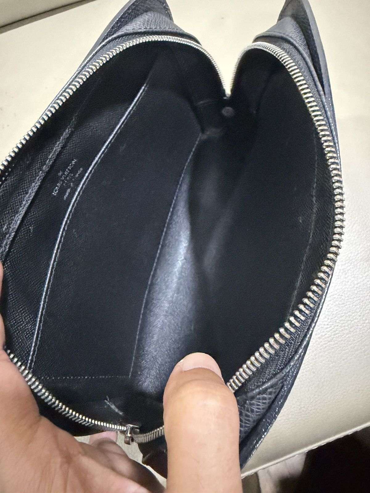 Louis Vuitton Authentic Louis Vuitton Taiga Black Clutch Size ONE SIZE - 12 Thumbnail