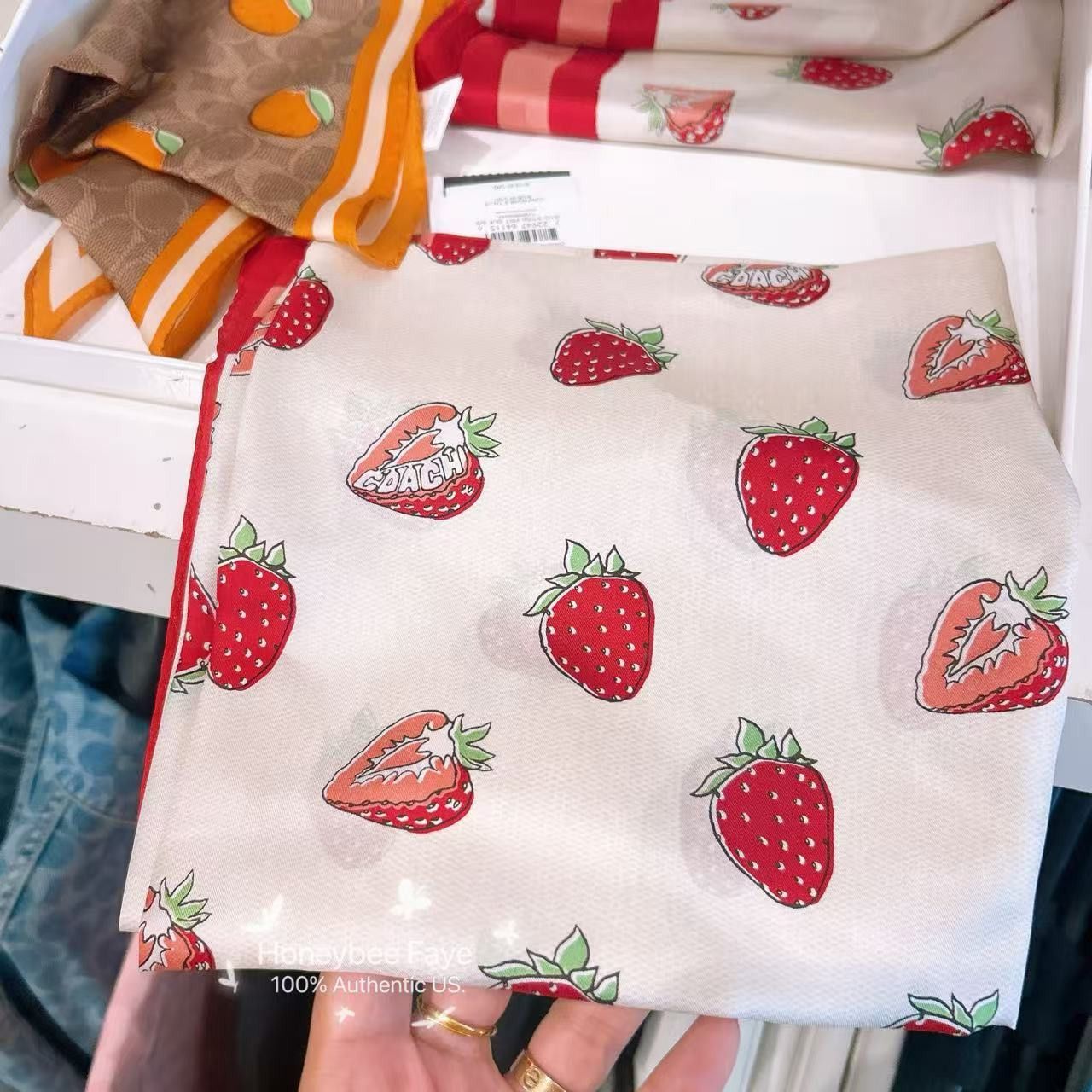 【Coach 】レトロなイチゴ柄 シルク スクエアスカーフ  CAP58 Coach NWT Coach Retro Strawberry Print Silk Square Scarf
