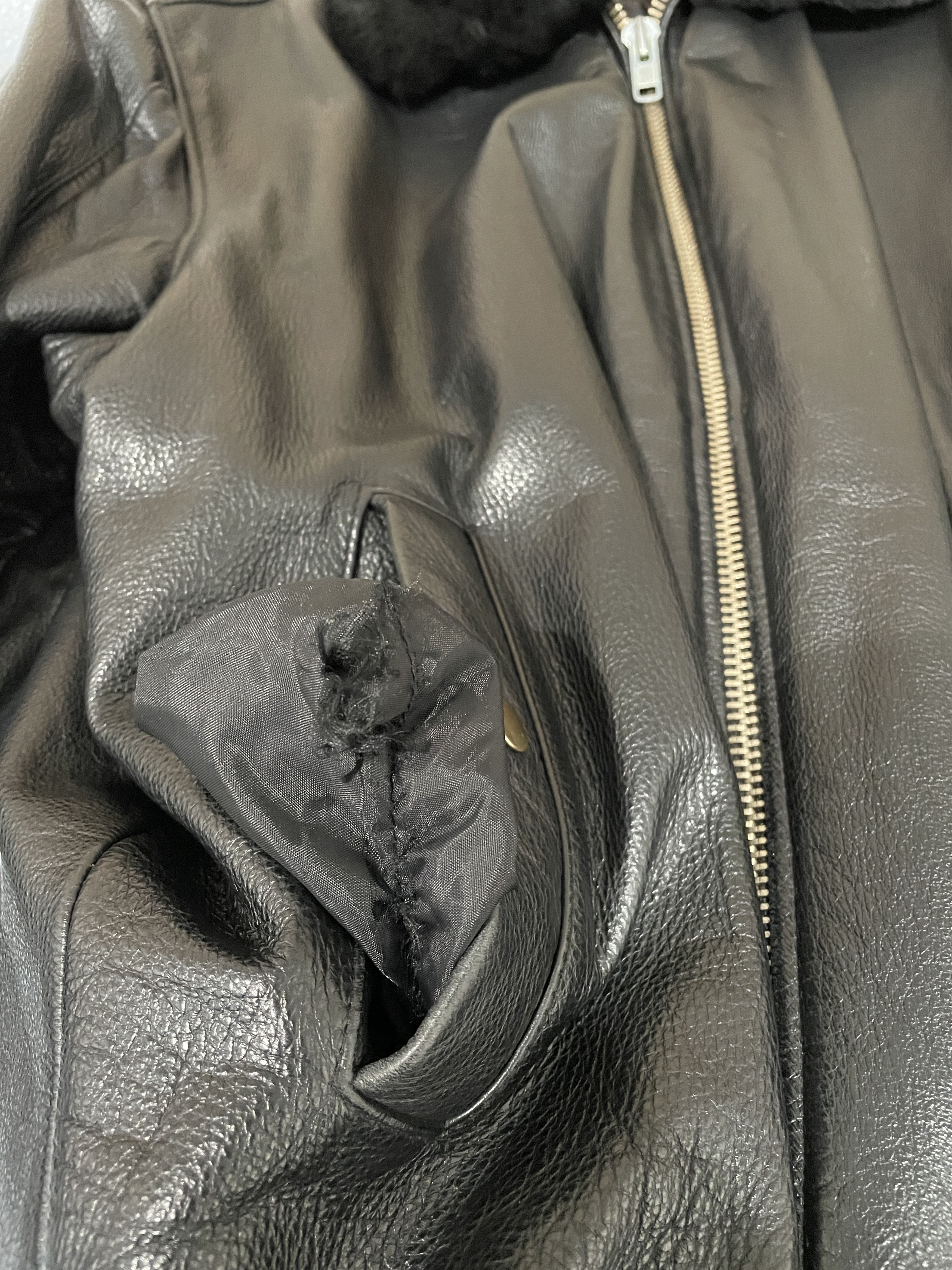 Vintage Vintage Black Leather Bomber with Fur Collar Size US L / EU 52-54 / 3 - 5 Thumbnail
