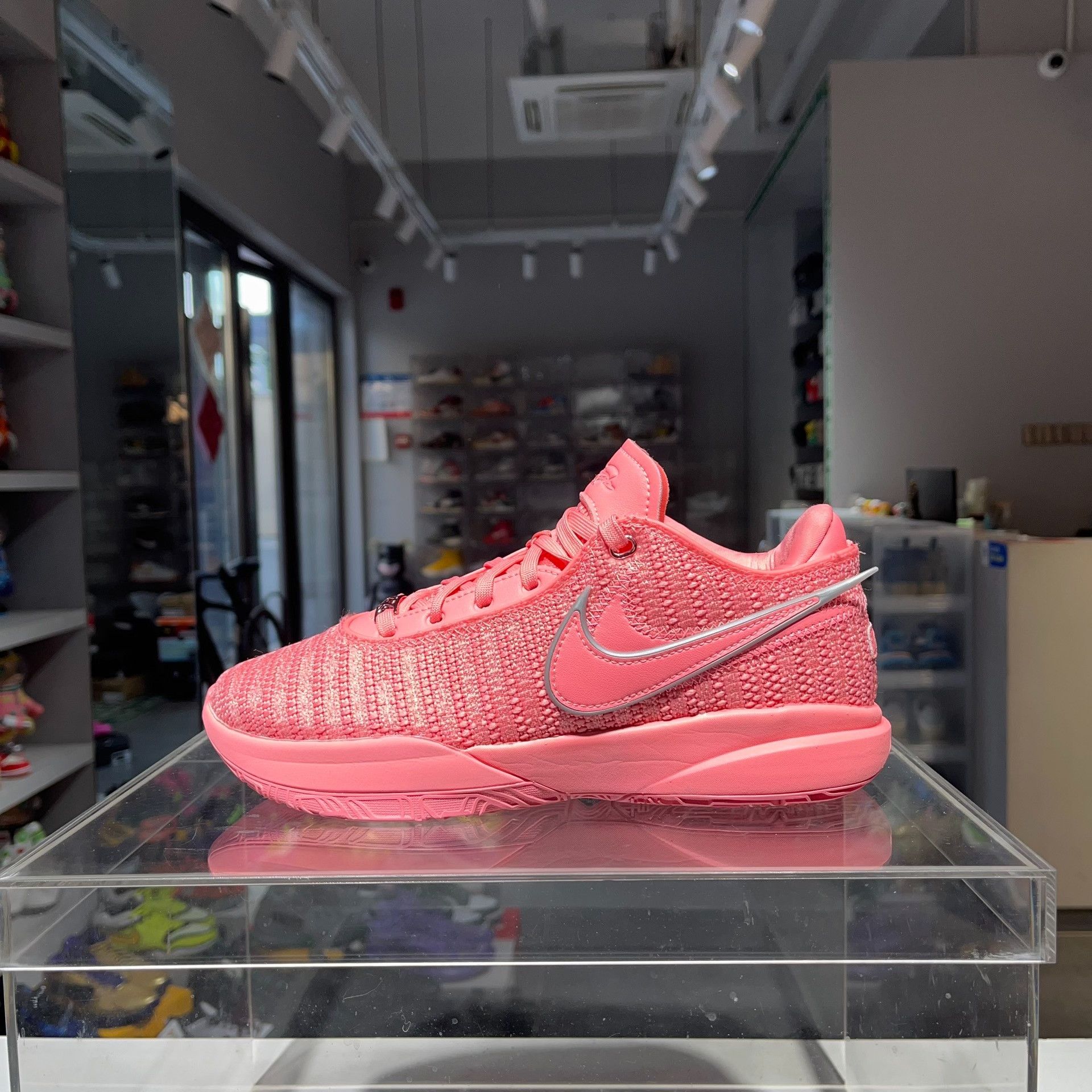 Nike Nike Pink Lowtop Sneakers 40.5 Men Size US 8 / EU 41 - 1 Thumbnail