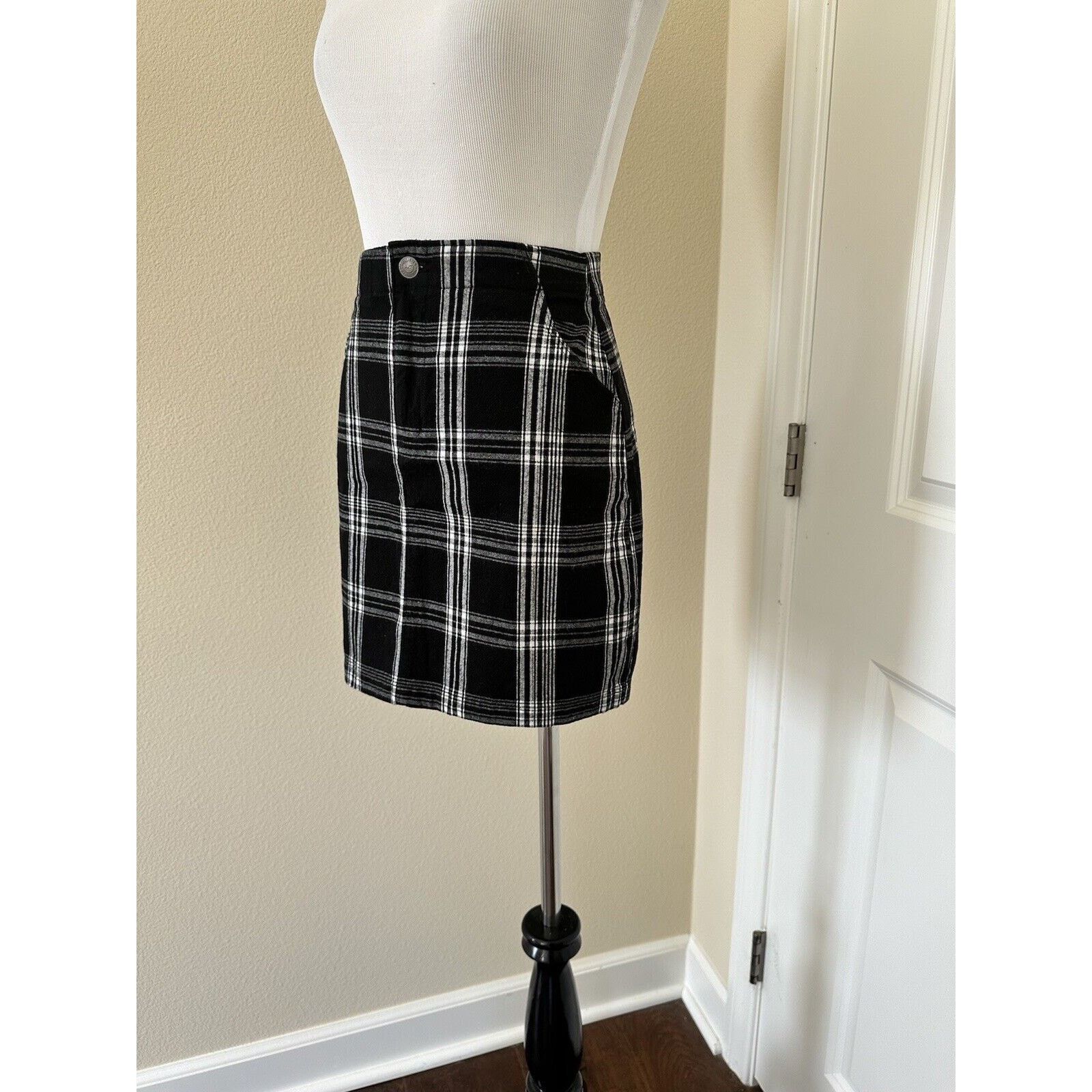 Hollister Hollister Ultra High Rise Black White Plaid Mini Skirt Sz XS Size 26" / US 2 / IT 38 - 3 Thumbnail