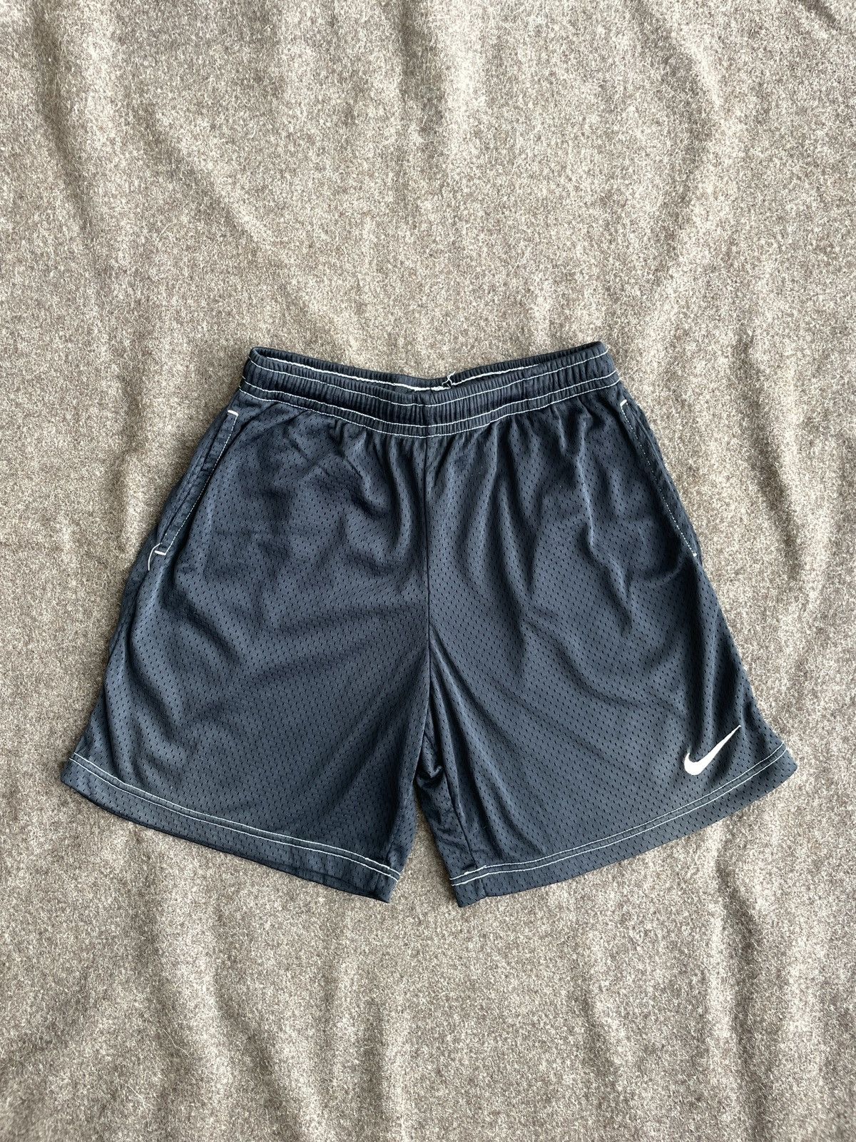 Nike Vintage Nike Basketball Shorts Size US 32 / EU 48 - 1 Thumbnail