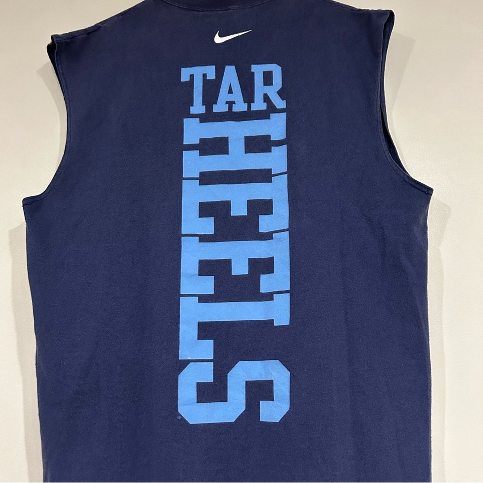 Nike Vintage Nike North Carolina Tar Heels Sleeveless Shirt Size US L / EU 52-54 / 3 - 4 Thumbnail