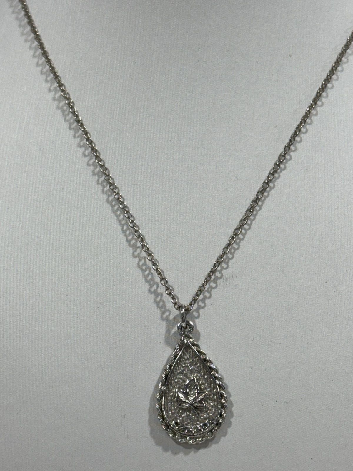 Vintage 925 Sterling Silver Teardrop Leaf Pendant Necklace