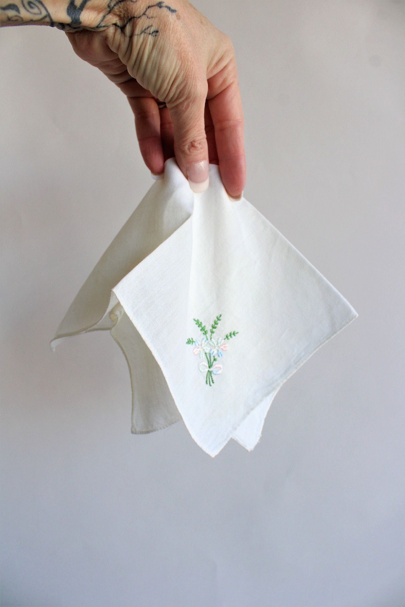Vintage Vintage 1950s Handkerchief, White Cotton With Pink And Blue Size ONE SIZE - 3 Thumbnail