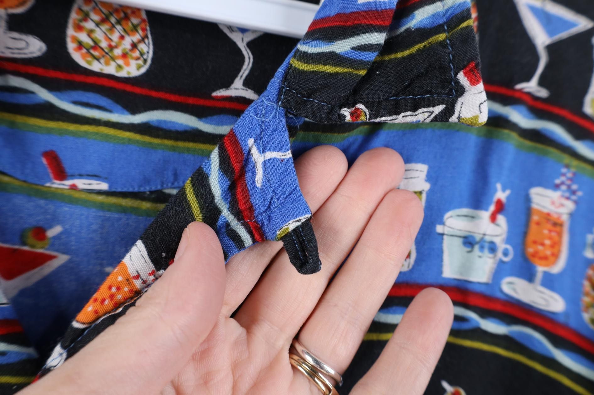 Vintage Vintage 90s Streetwear Gabardine Drinks Button Shirt Size US M / EU 48-50 / 2 - 6 Thumbnail