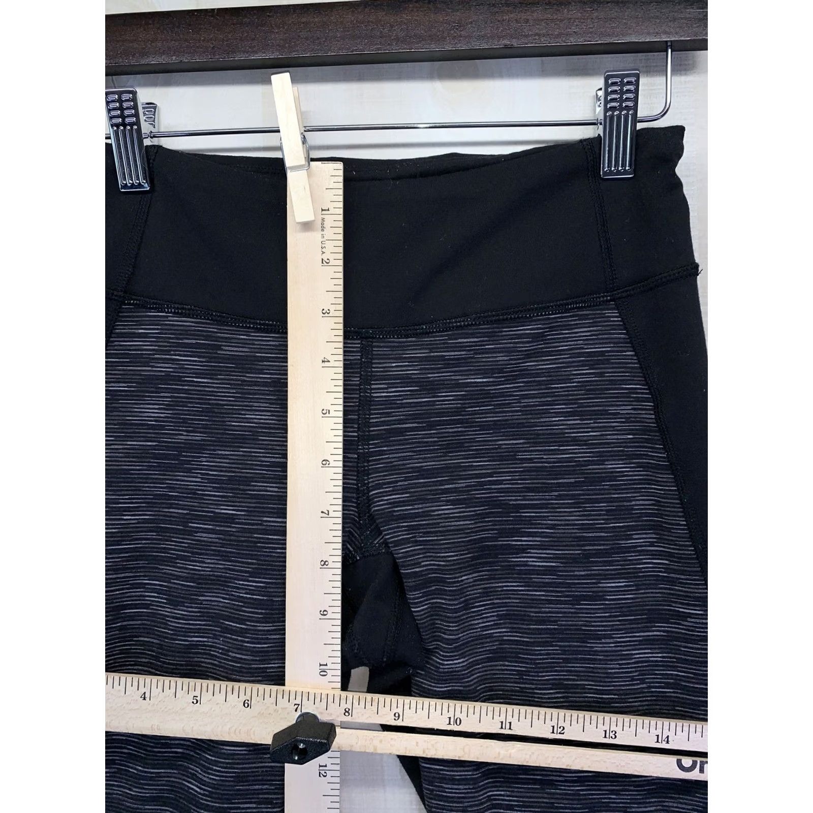 Vintage - Keywords: "Lucy Womens", "Cropped Workout Leggings", "Activewear", "45% FUZZIES, 50% BLACK" are important Size 28" / US 6 / IT 42 - 3 Thumbnail