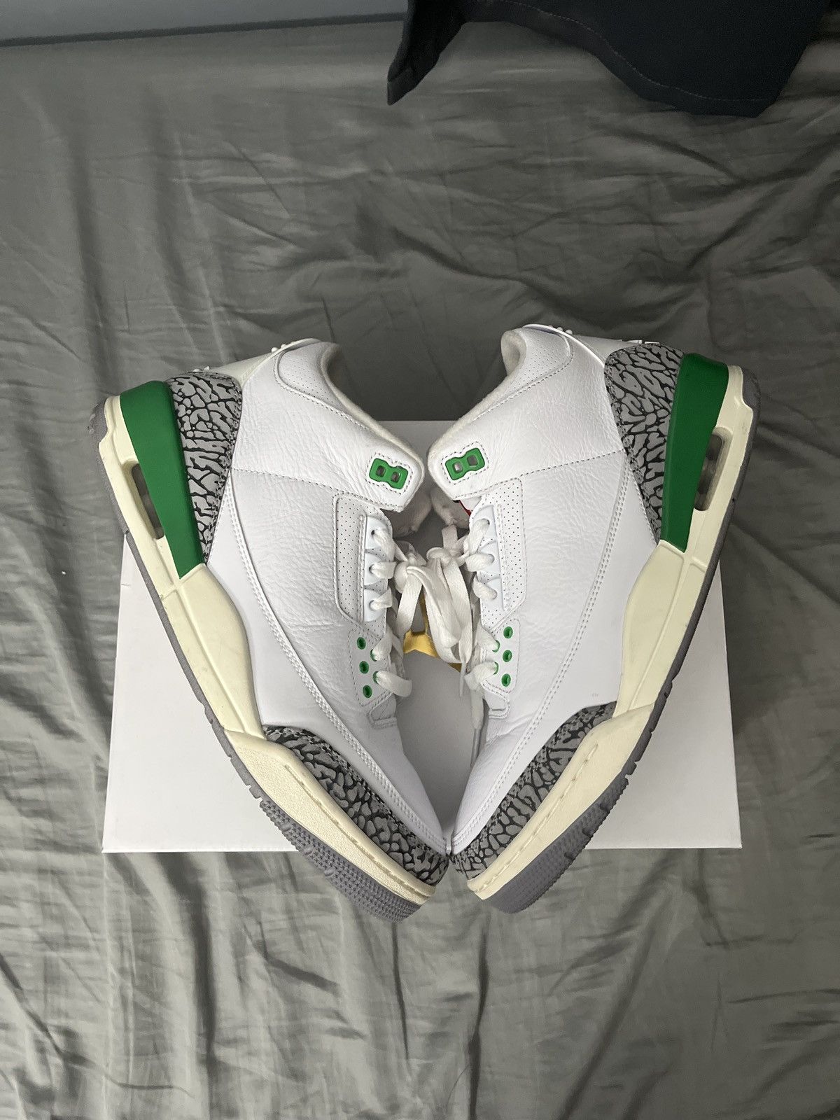 Jordan Brand × Nike WMNS Jordan 3 “Lucky Green” Size US 10.5 / EU 43-44 - 2 Thumbnail