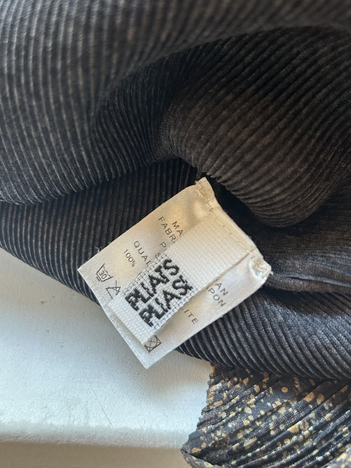 Issey Miyake × Pleats Please Issey Miyake Issey Miyake Pleats Please Tee Shirt V [Rare - Archive] Size US M / EU 48-50 / 2 - 6 Thumbnail
