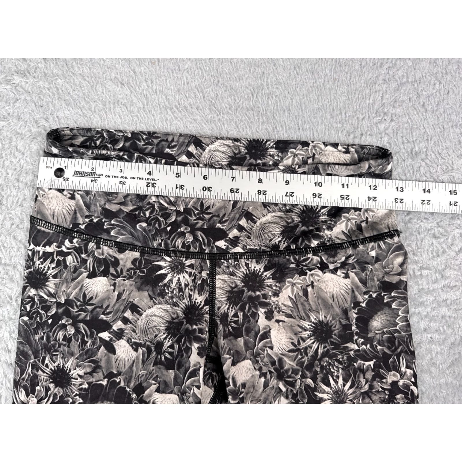 Lululemon Lululemon Wunder Under Crop Yoga Pants - Women - Size 4 - White/Black Floral - Cropped, Low Rise, 20" Inseam - Activewear Size 27" / US 4 / IT 40 - 6 Thumbnail