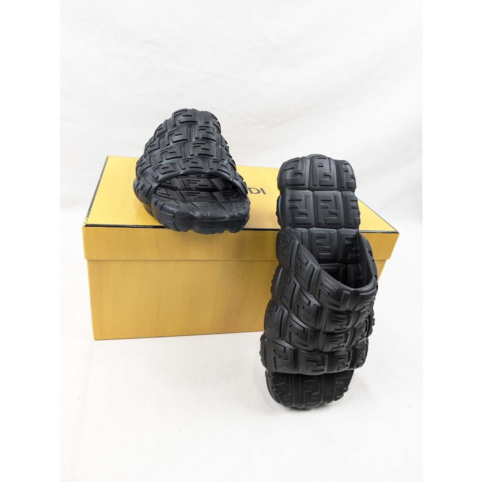 Fendi o1rshd1 Rubber Sole Fendi Logo Slipper Slide Sandal in Nero Size US 7 / EU 40 - 18 Thumbnail