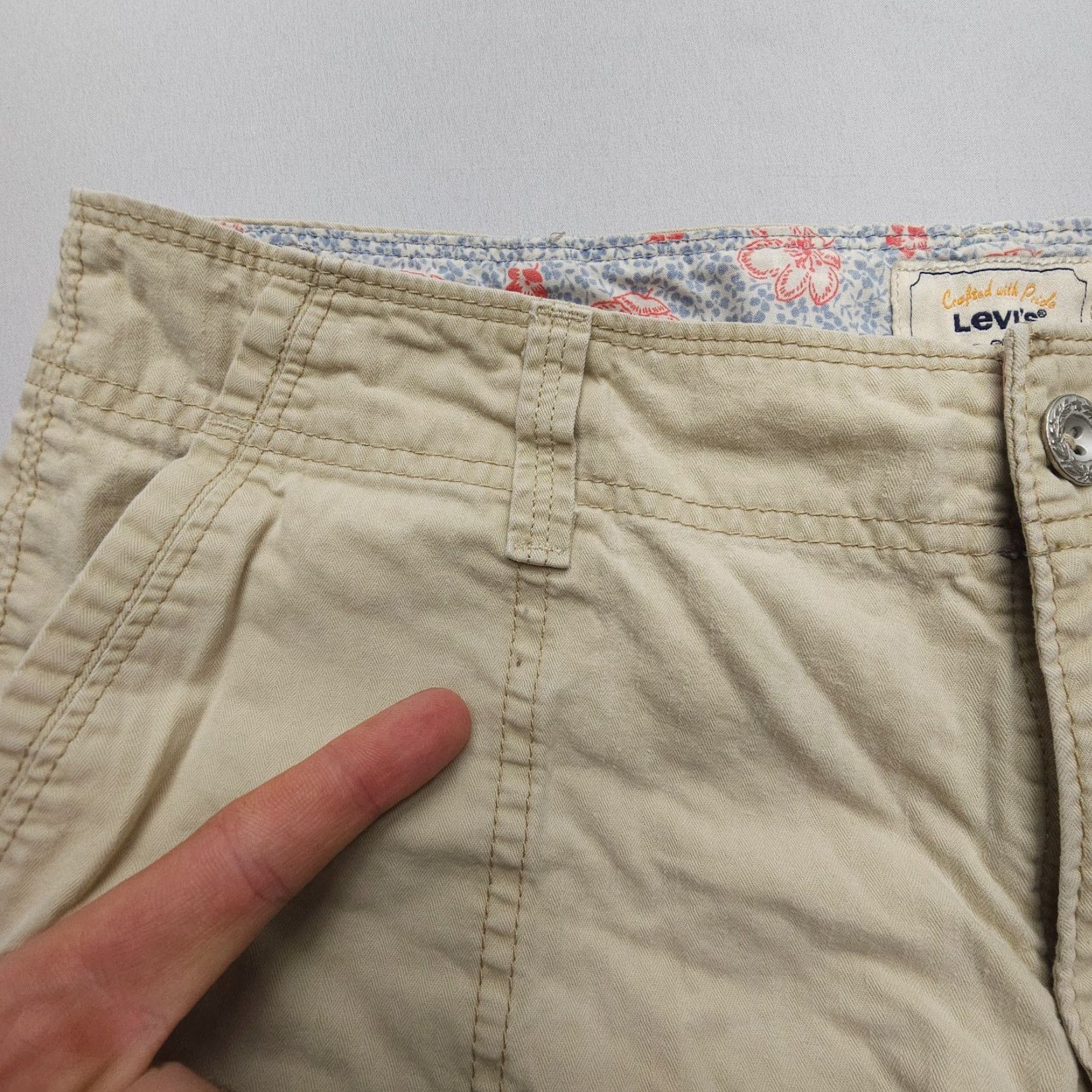 Levi's Levi's Women's Mini Shorts Size 8 Ivory Low Rise 4" Inseam Cotton Casual 2000s Size 30" / US 8 / IT 44 - 7 Thumbnail