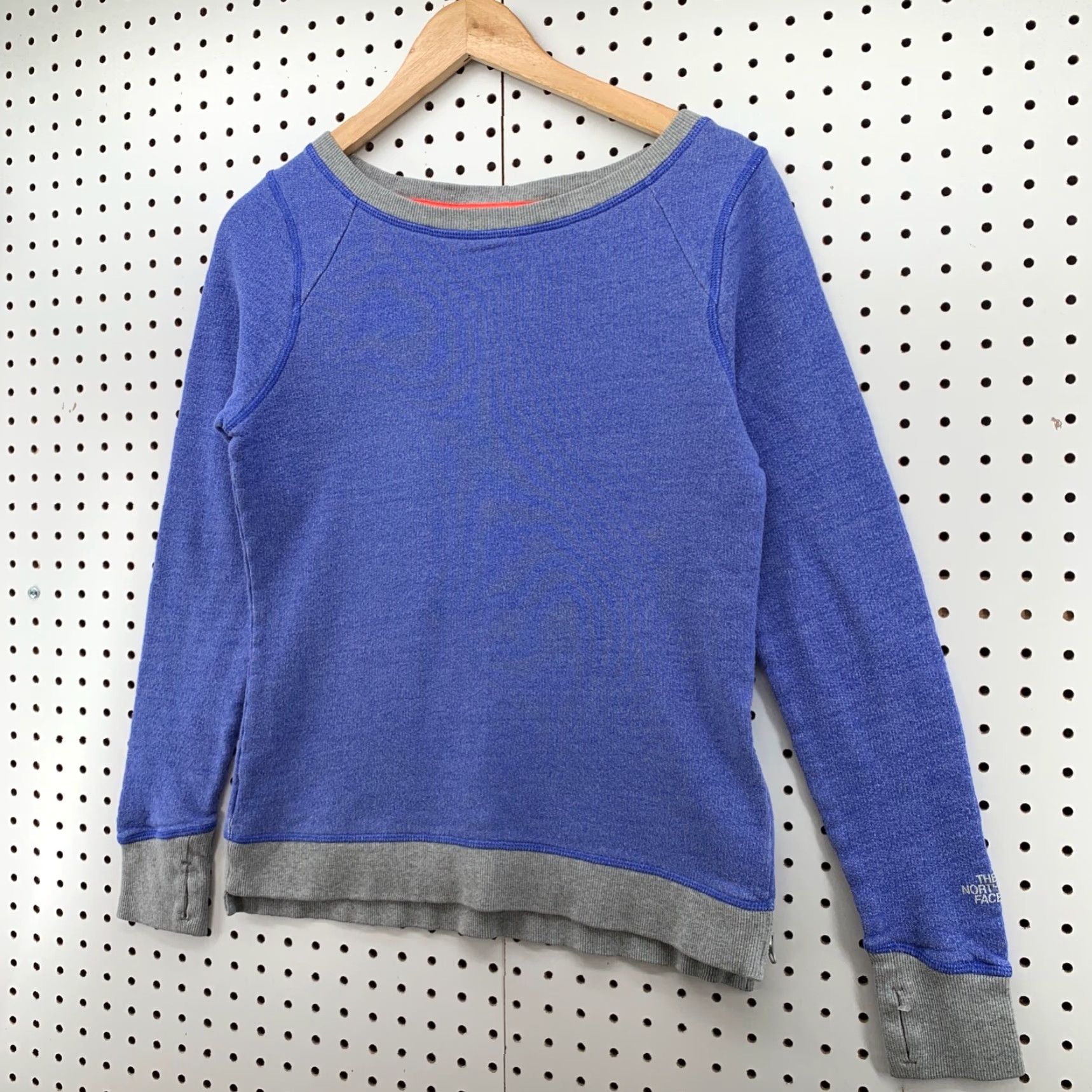 The North Face VINTAGE The North Face Sweatshirt Womens M Blue Gray Zip Sides Thumbhole 18.5x24 Womens Size M / US 6-8 / IT 42-44 - 2 Thumbnail