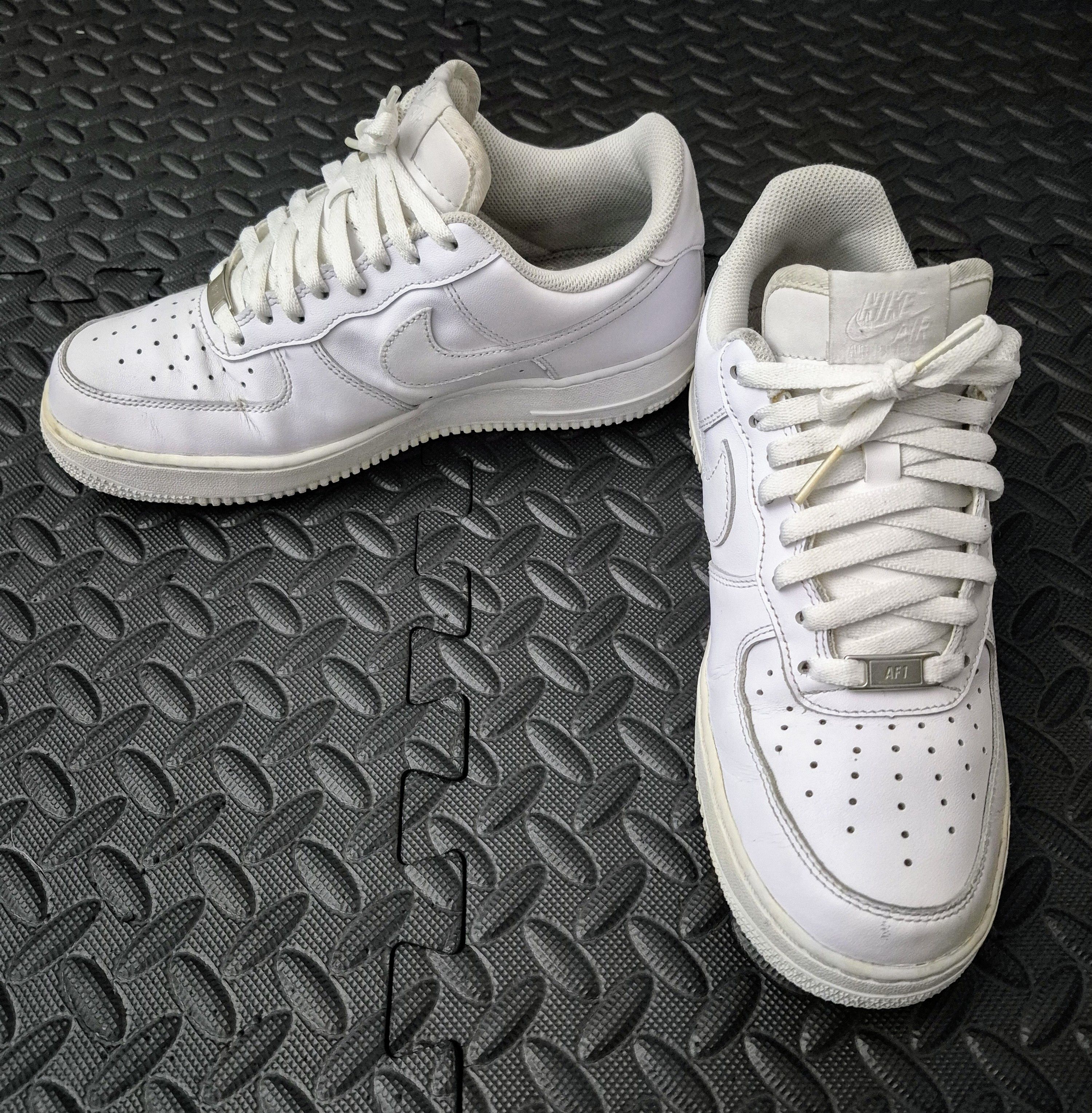 Nike Size 9M - Nike Air Force 1 Low '07 TRIPLE WHITE Size US 9 / EU 42 - 1 Thumbnail