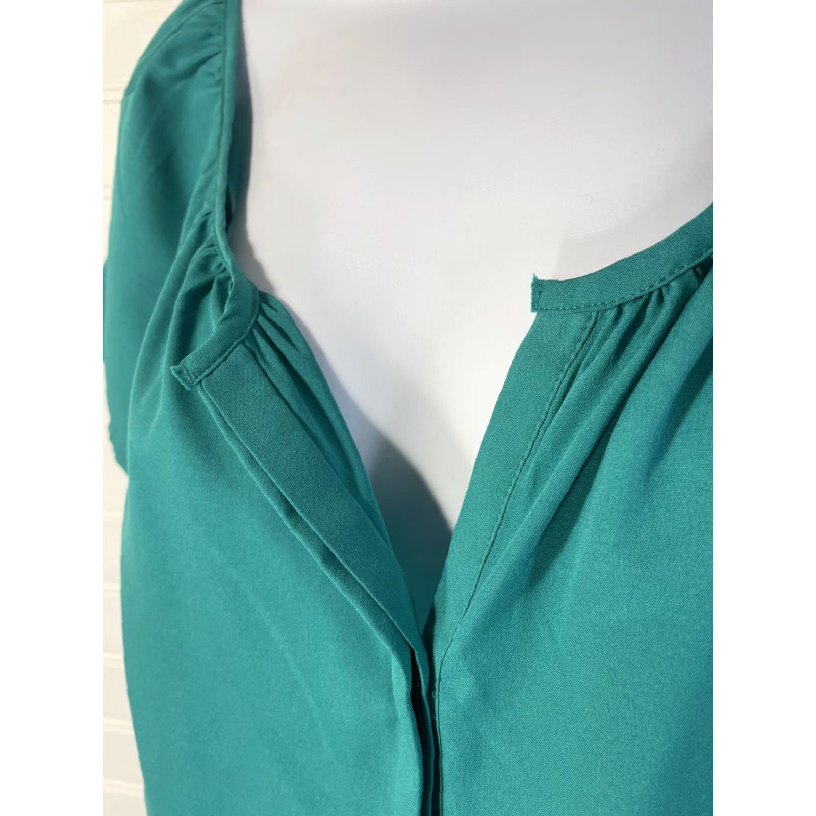 Old Navy Old Navy Blouse Shirt Womens Small Green Short Sleeve Button Up Collarless Scoop Neck 100% Polyester Regular Fit Vintage No Size S / US 4 / IT 40 - 3 Thumbnail