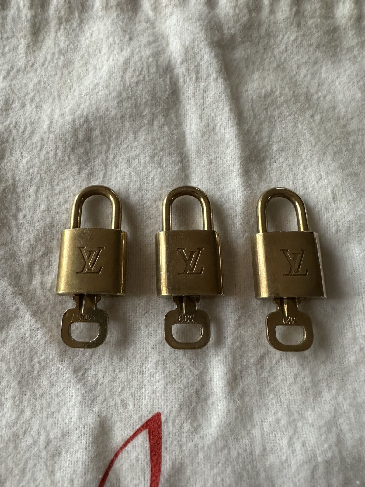 Store LOUIS VUITTON Brass Lock Numbered with Matching Number Key Set