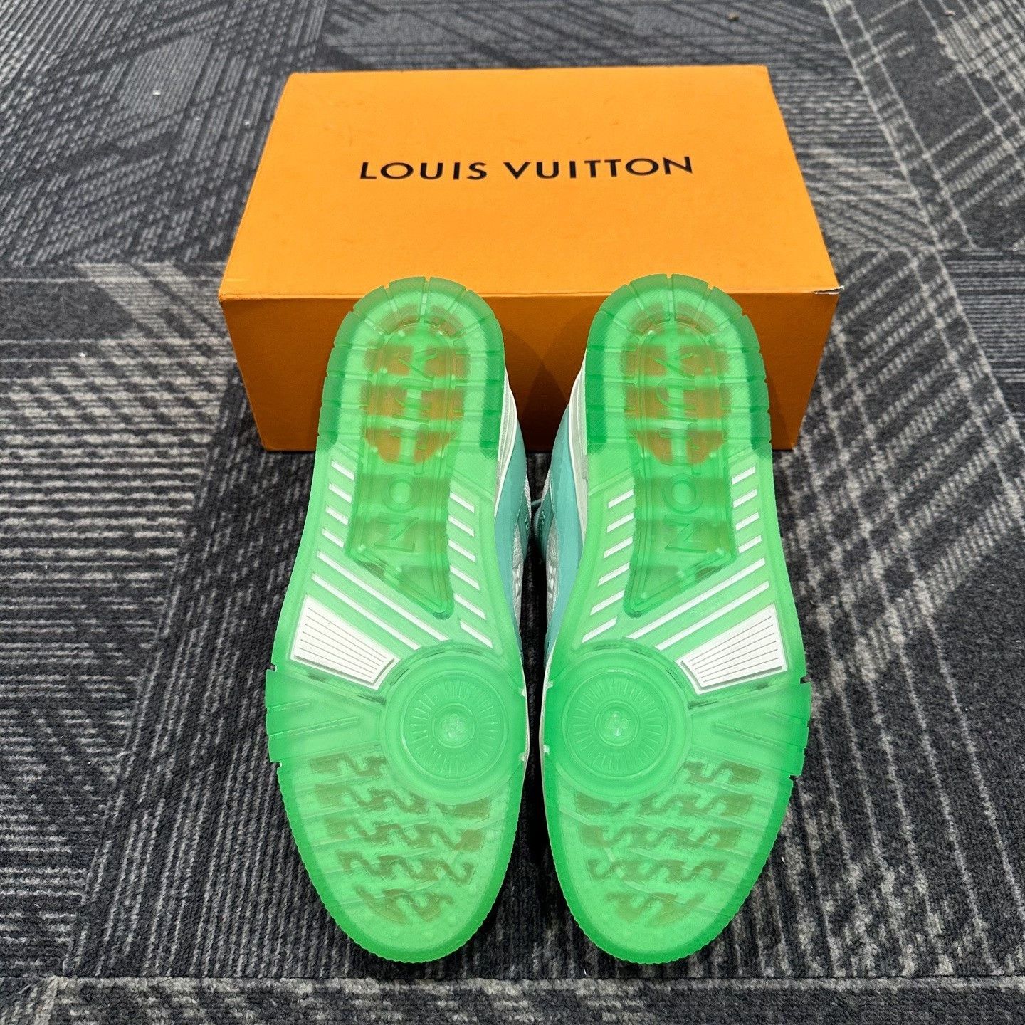 Louis Vuitton Louis Vuitton Trianer Embossed Sneakers Size US 9 / EU 42 - 5 Thumbnail