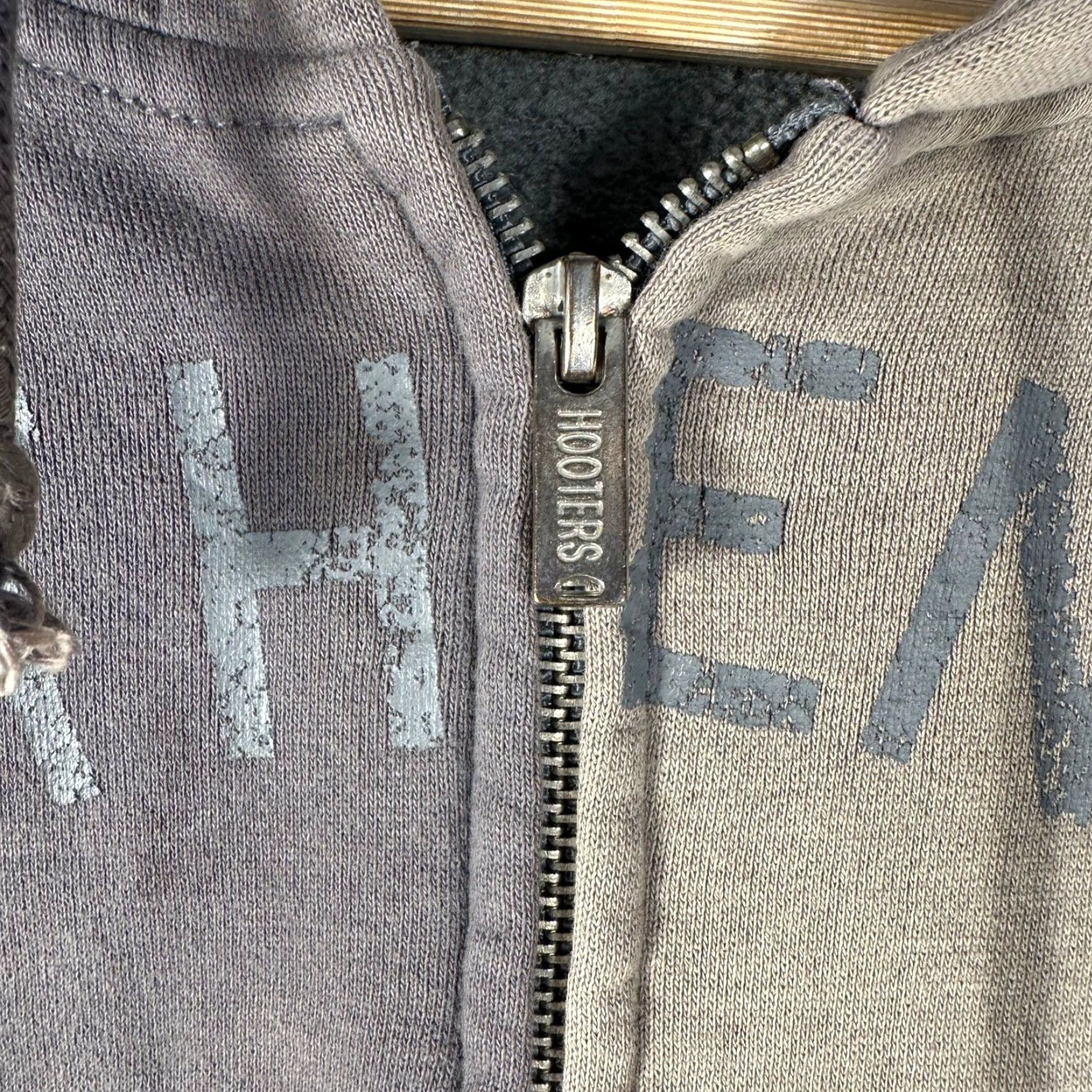 J Brand VINTAGE Hooters Hoodie Mens Full Zip Gray Sun Faded Distressed Graphic Sweatshirt XL Size US XL / EU 56 / 4 - 6 Thumbnail