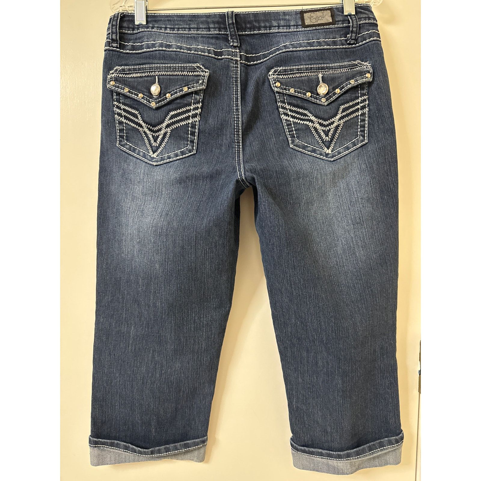Earl Jeans Earl jeans Size 8 Bling Pockets Cuffed Capris 1 Stud Missing Size 30" / US 8 / IT 44 - 2 Thumbnail