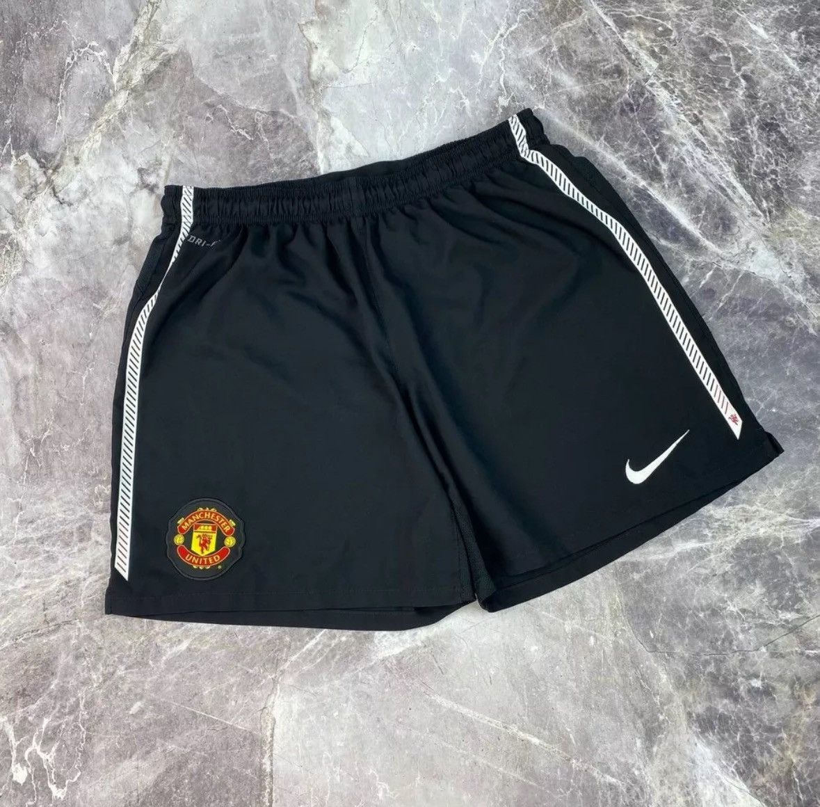 Nike NIKE MANCHESTER UNITED AWAY 2010 - 2011 FOOTBALL SHORTS Size US 30 / EU 46 - 2 Thumbnail