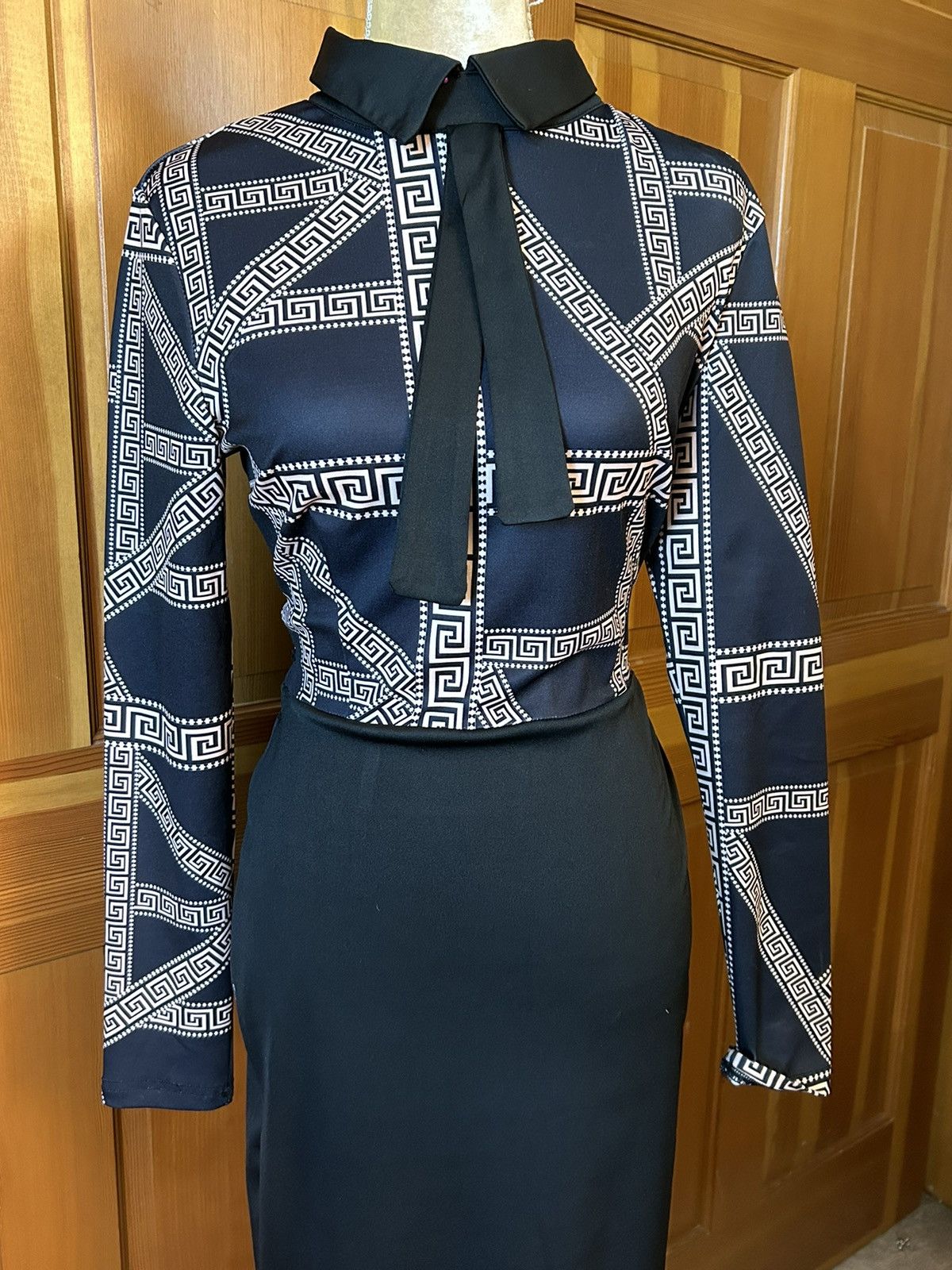 Designer × Other NWT, Lavishly Paris Women’s Sirianni V-Neck Midi Dress. Size M / US 6-8 / IT 42-44 - 6 Thumbnail