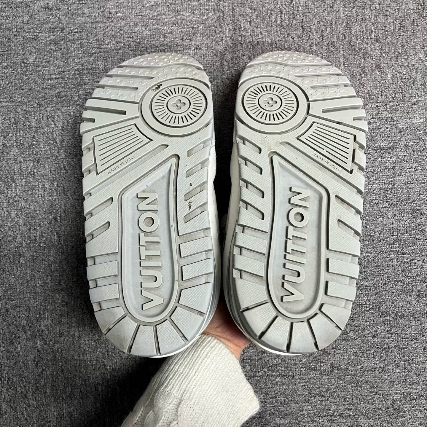 Louis Vuitton Louis Vuitton White Gray Low-Top Sneakers Size US 8 / EU 41 - 5 Thumbnail